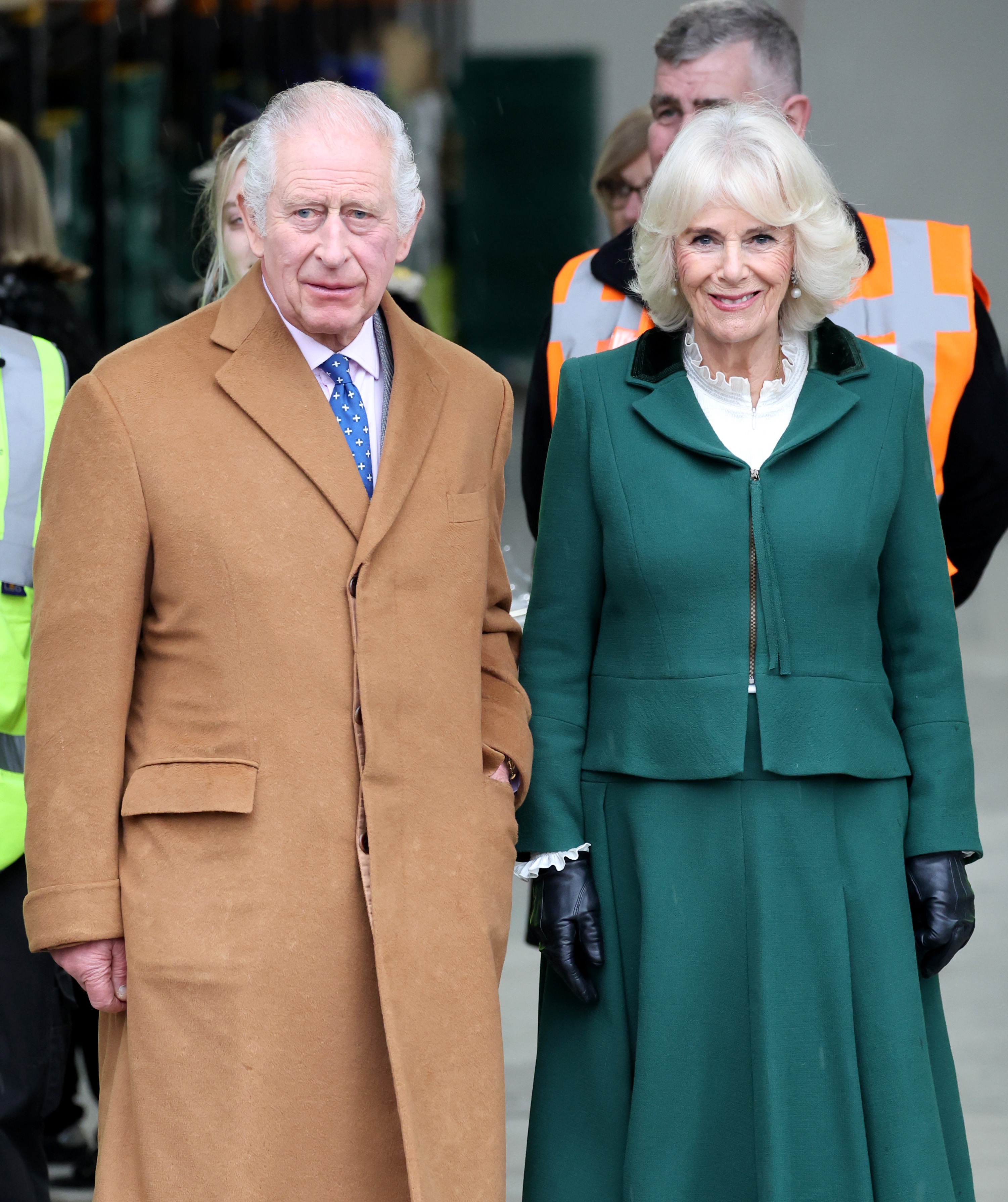 Le roi Charles III et la reine Camilla sourient lors du lancement du projet alimentaire du couronnement à Didcot, en Angleterre, le 14 novembre 2023. | Source : Getty Images