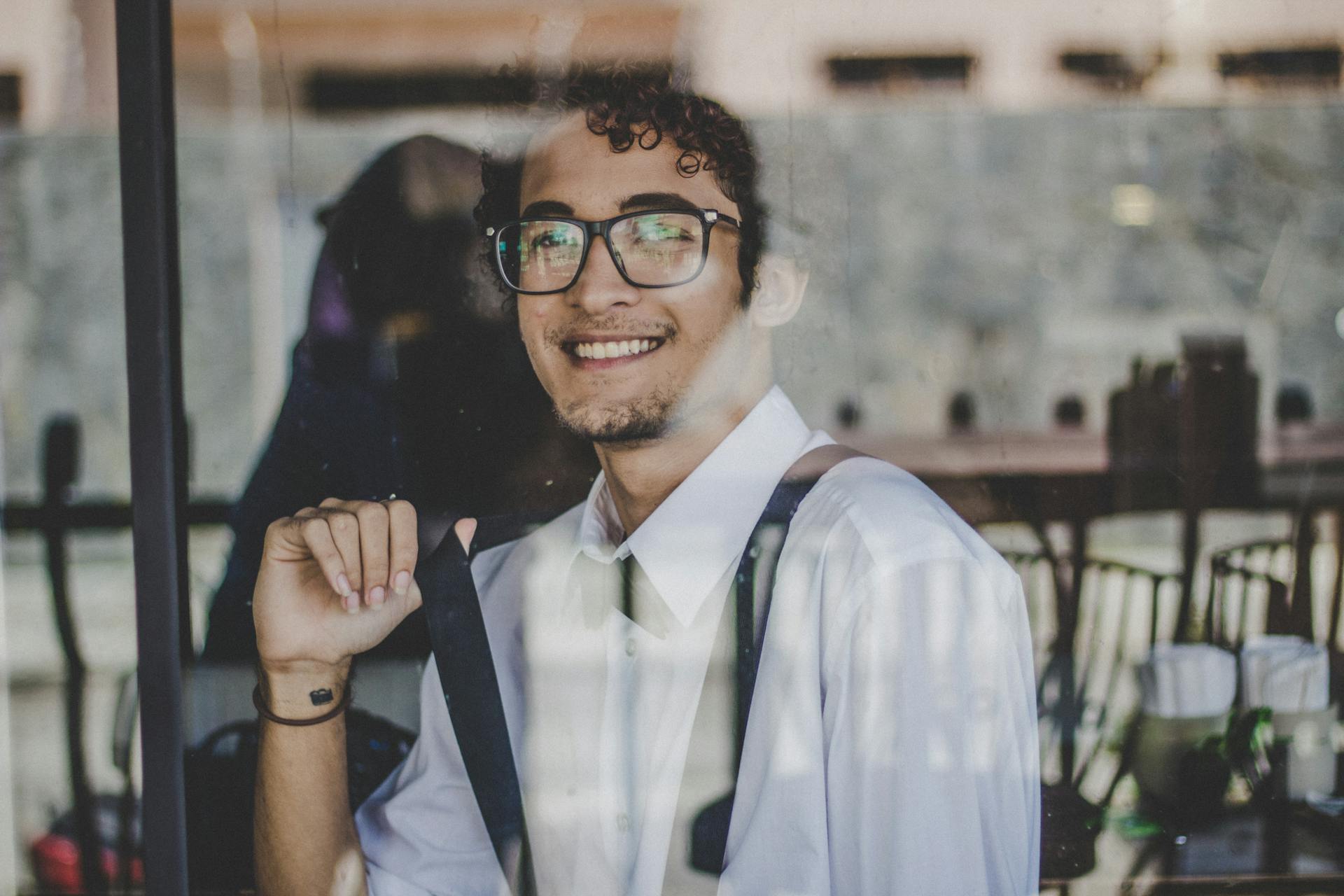 Un homme souriant | Source : Pexels