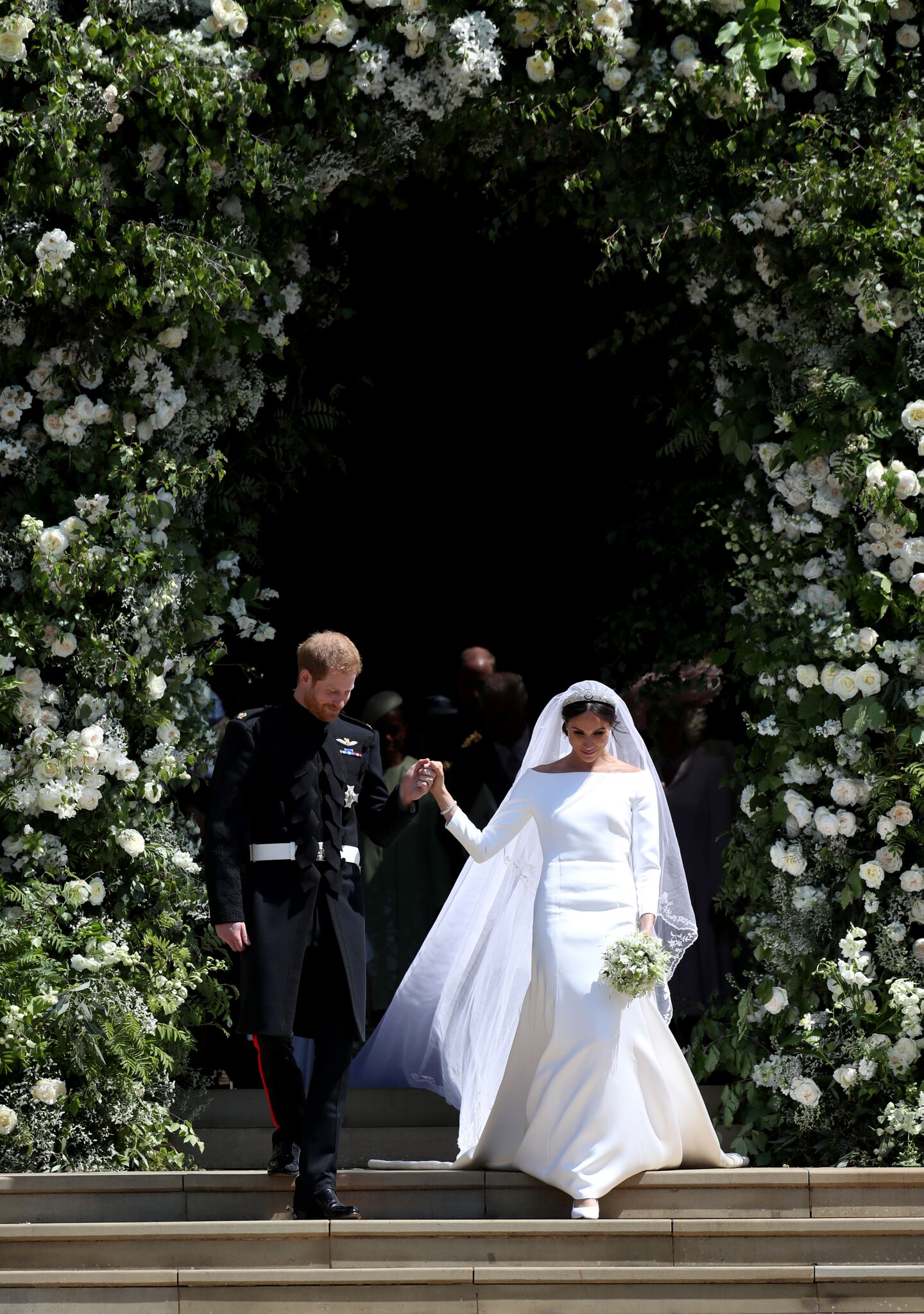 Meghan Markle et le prince Harry entourés de fleurs le jour de leur mariage | Getty Images