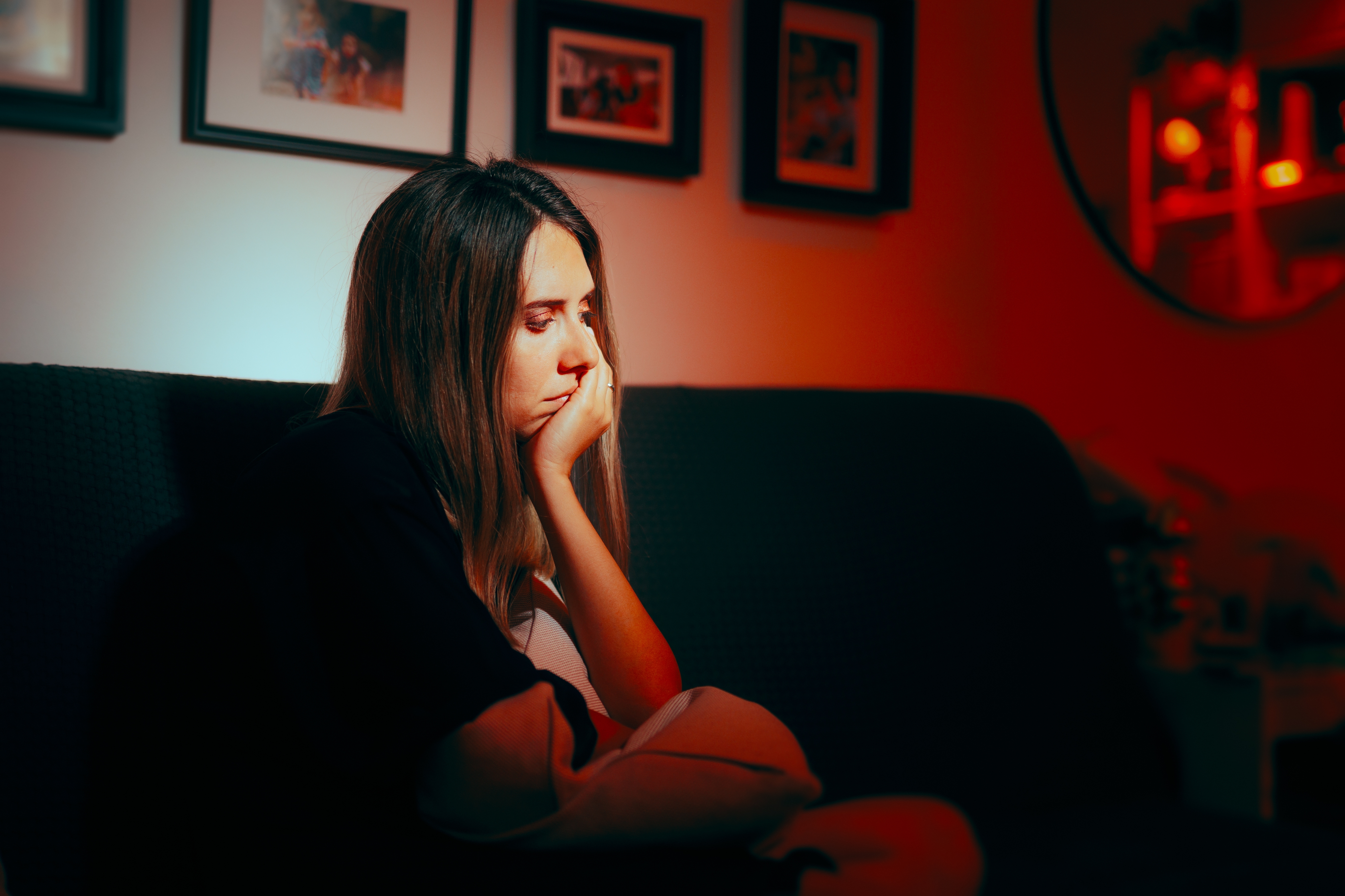 Femme déprimée assise seule la nuit | Source : Shutterstock