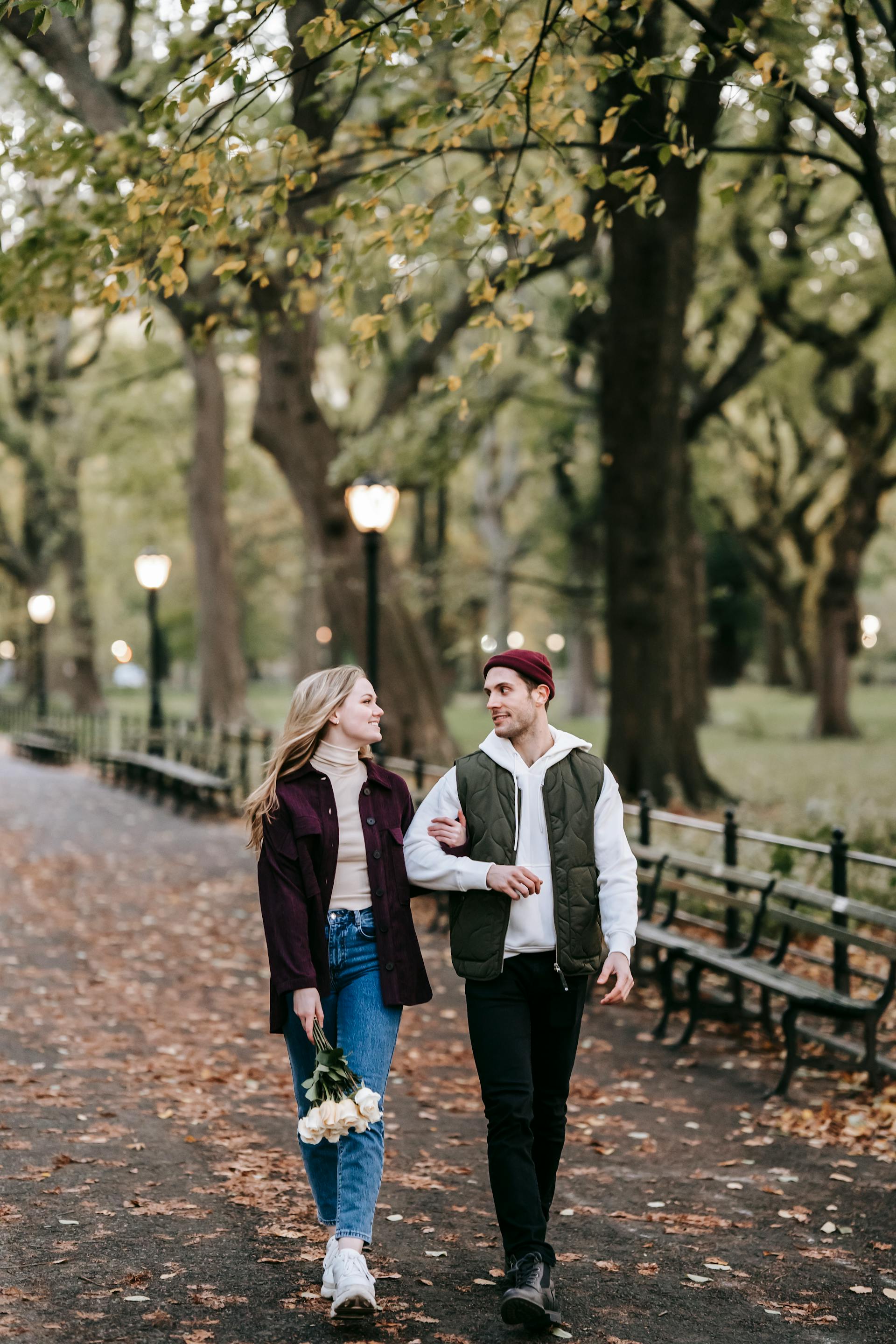 Un couple se promenant dans un parc | Source : Pexels