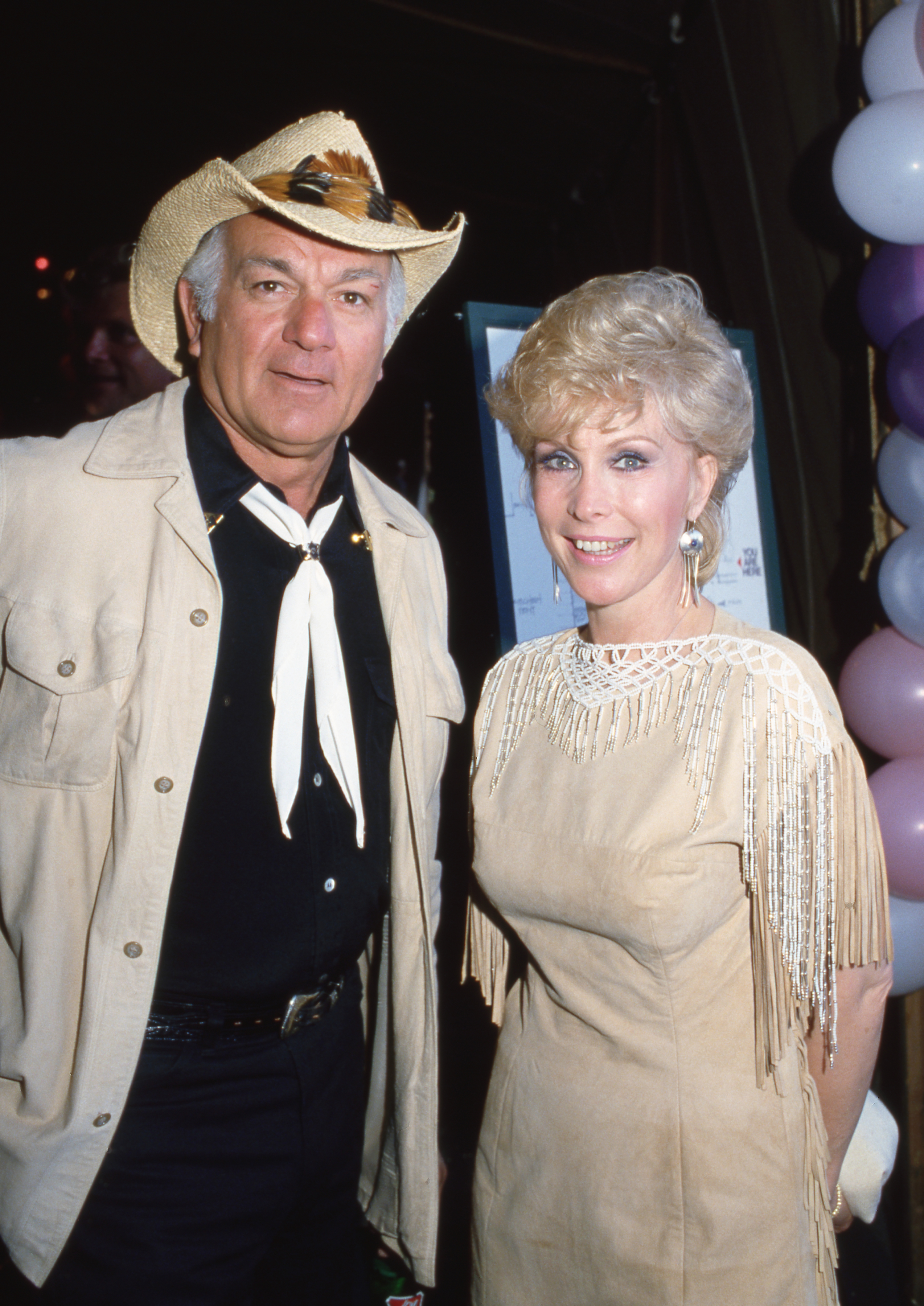 Barbara Eden porte une tenue crème et blanche aux côtés de Robert Mandan lors d'une soirée en 1982. | Source : Getty Images