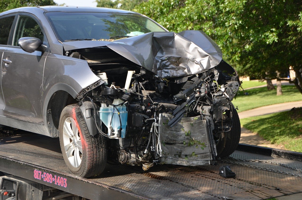 Une voiture détruit lors d'un accident. | Photo : Pixabay