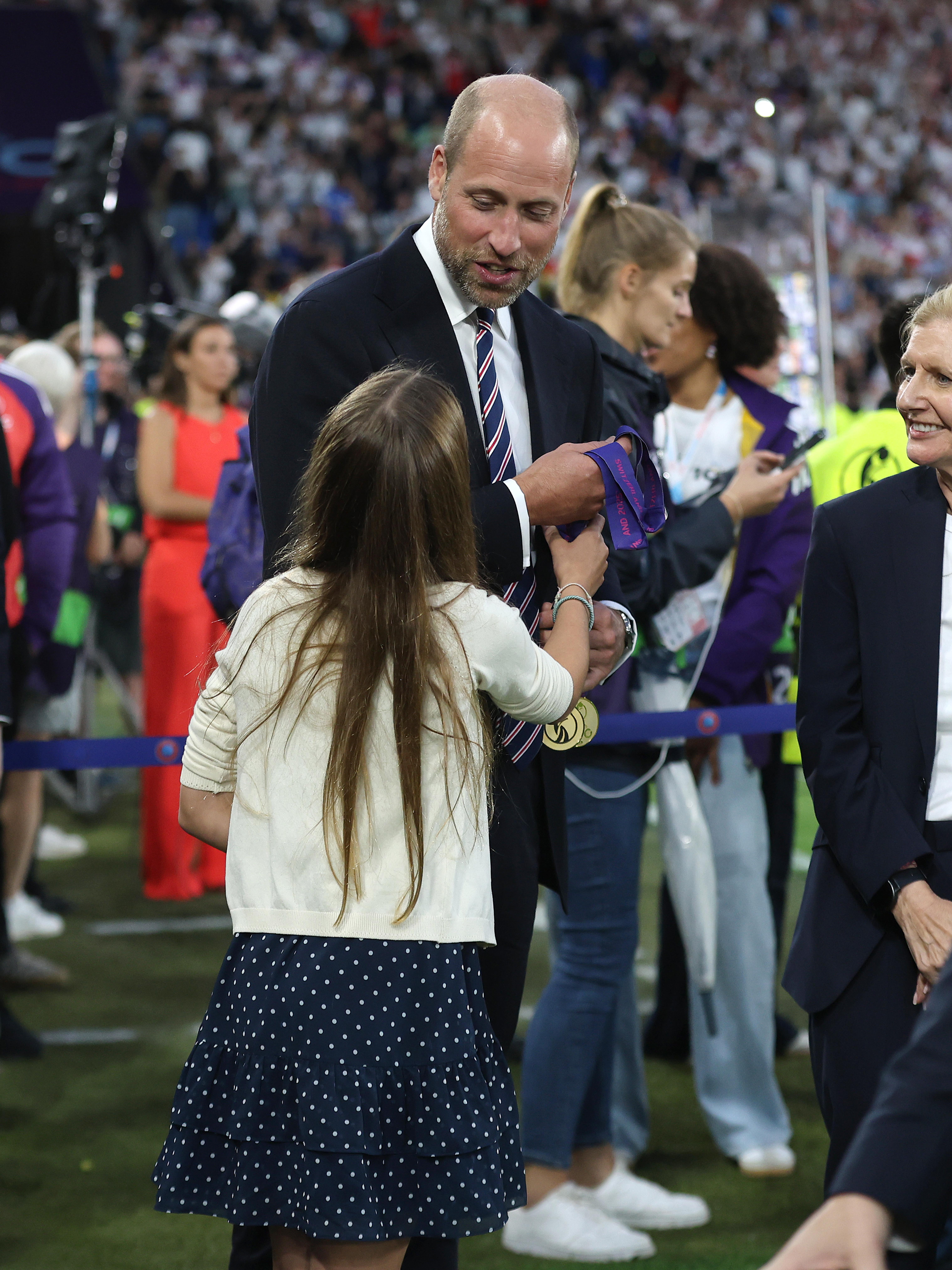 Le prince William avec ses deux médailles de vainqueur de l'Euro féminin 2025 de l'UEFA en compagnie de la princesse Charlotte lors du match de la finale de l'Euro féminin de l'UEFA en Suisse, le 27 juillet 2025 | Source : Getty Images