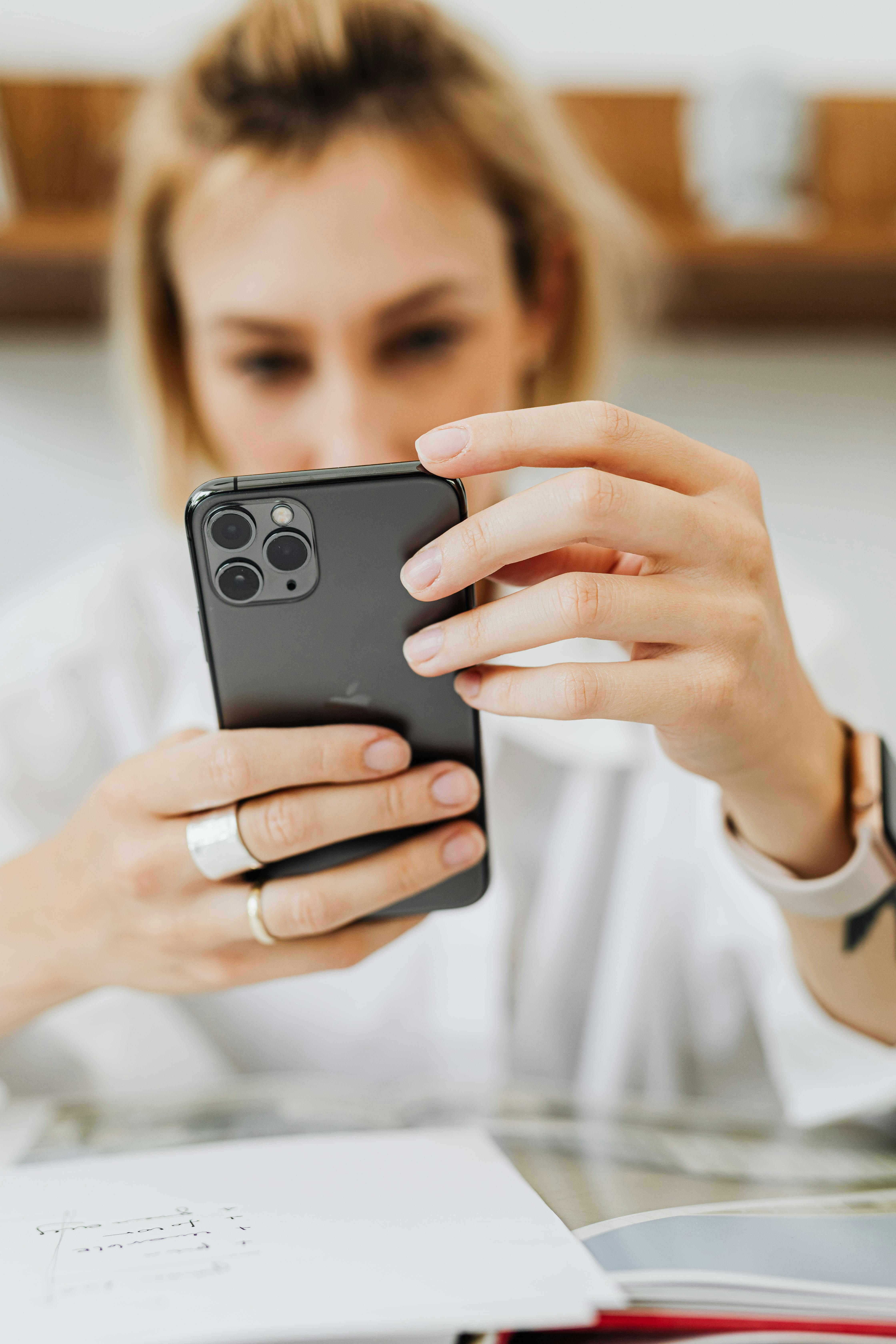 Femme regardant son téléphone | Source : Pexels