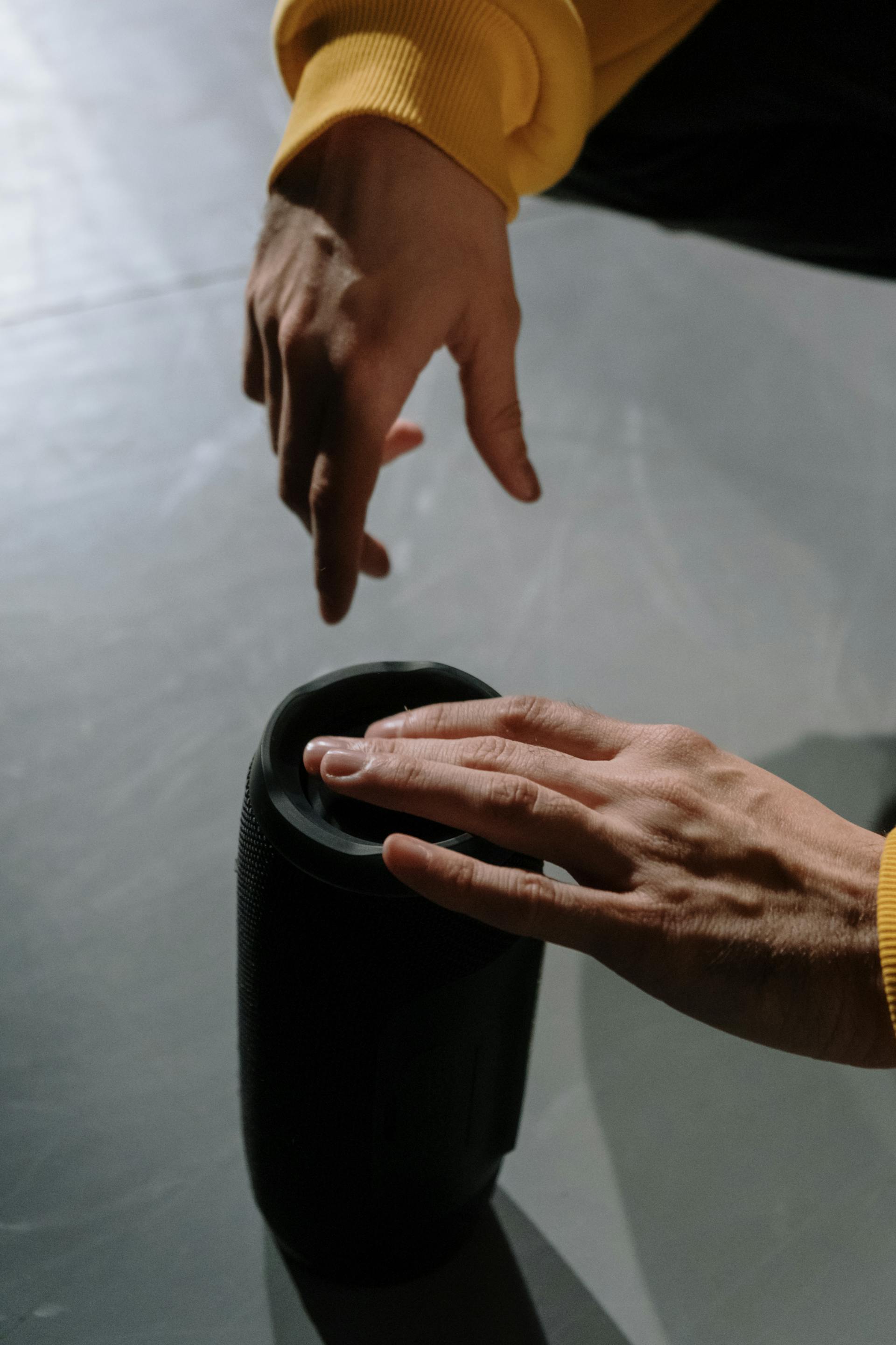 Une personne manipulant une enceinte Bluetooth | Source : Pexels
