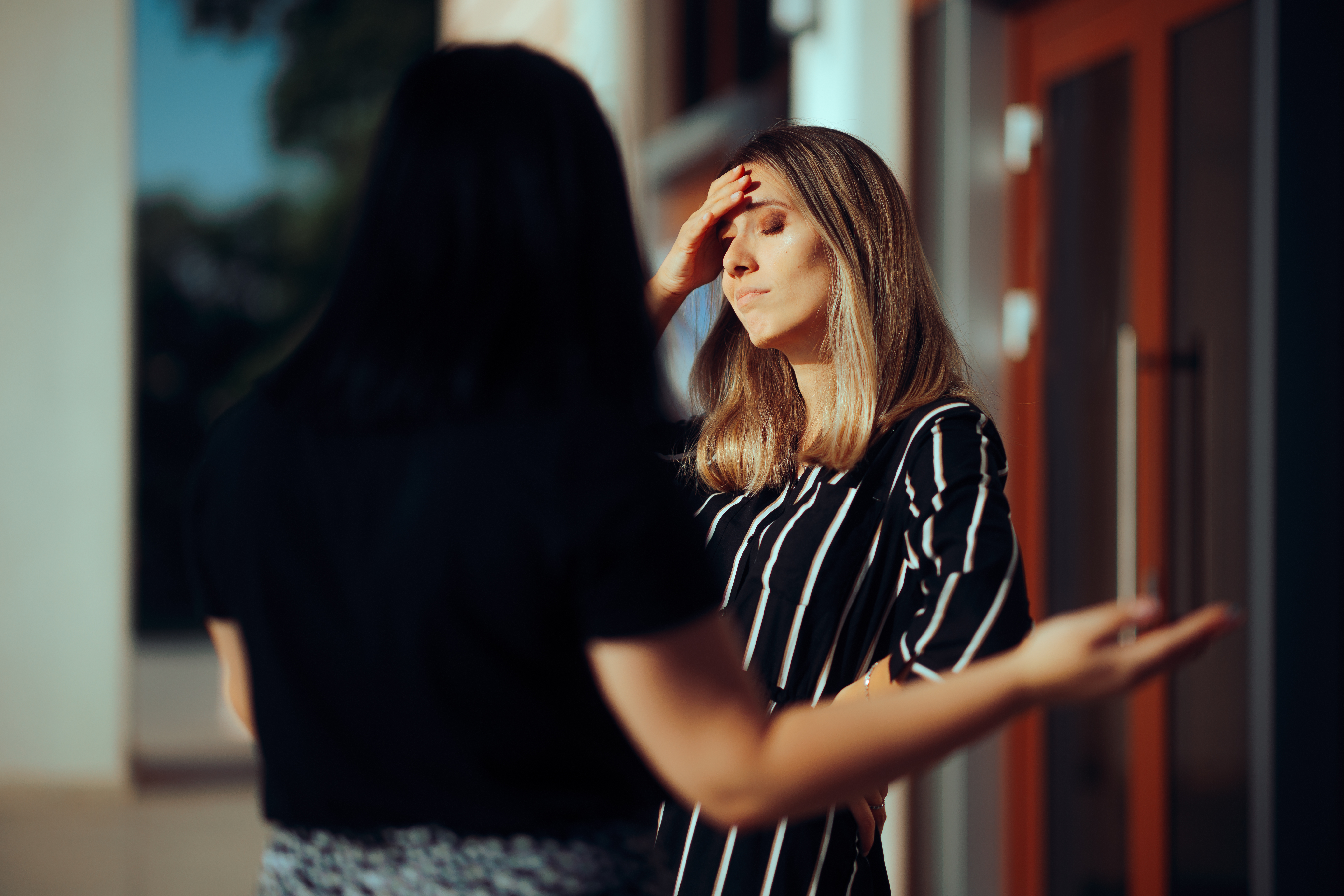 Deux femmes discutent prises dans une dispute | Source : Getty Images