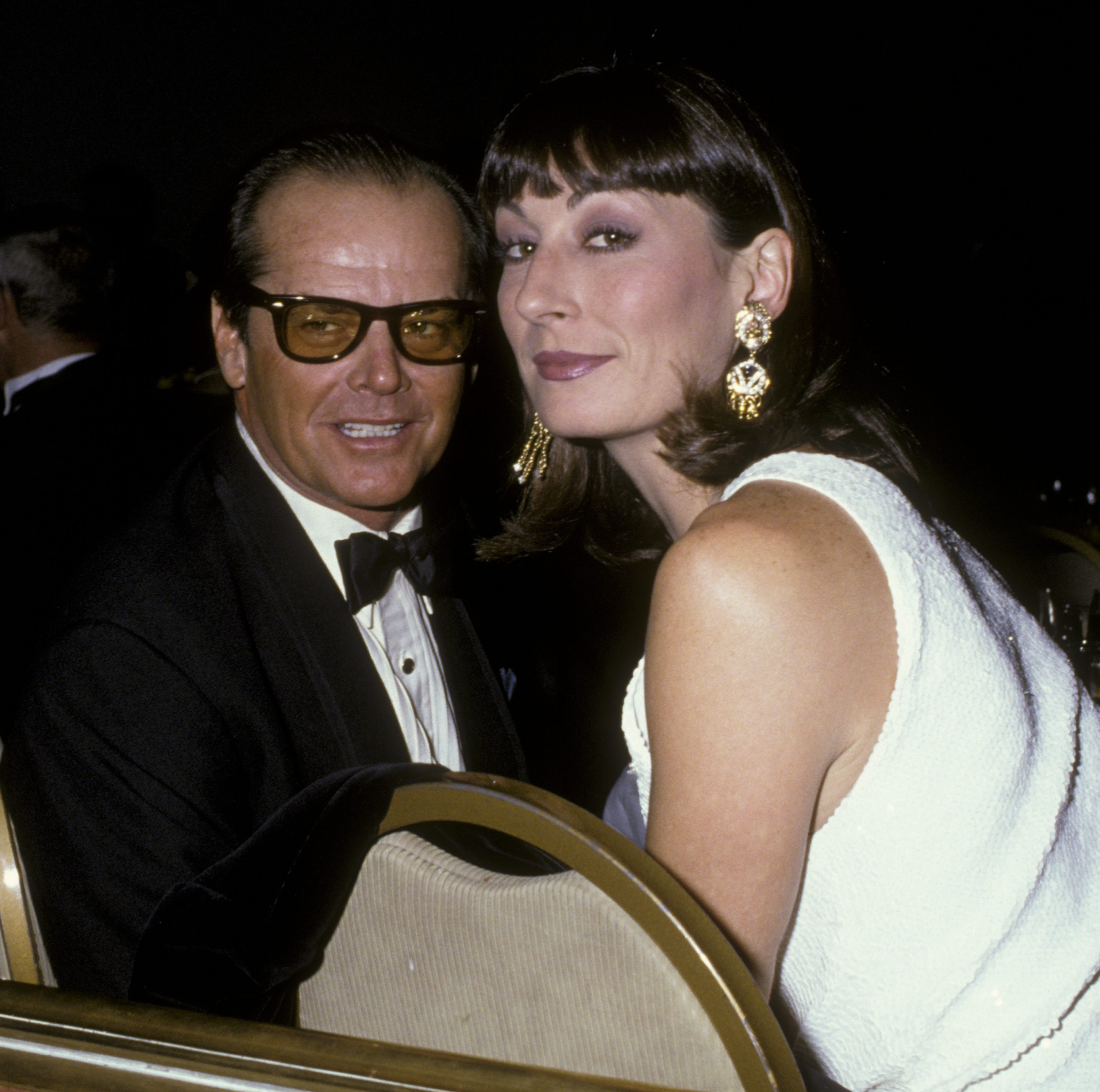 L'acteur Jack Nicholson et Anjelica Huston assistent à la 38e cérémonie annuelle des Director's Guild of America Awards, le 8 mars 1986, à l'hôtel Beverly Hilton de Beverly Hills, en Californie. | Source : Getty Images