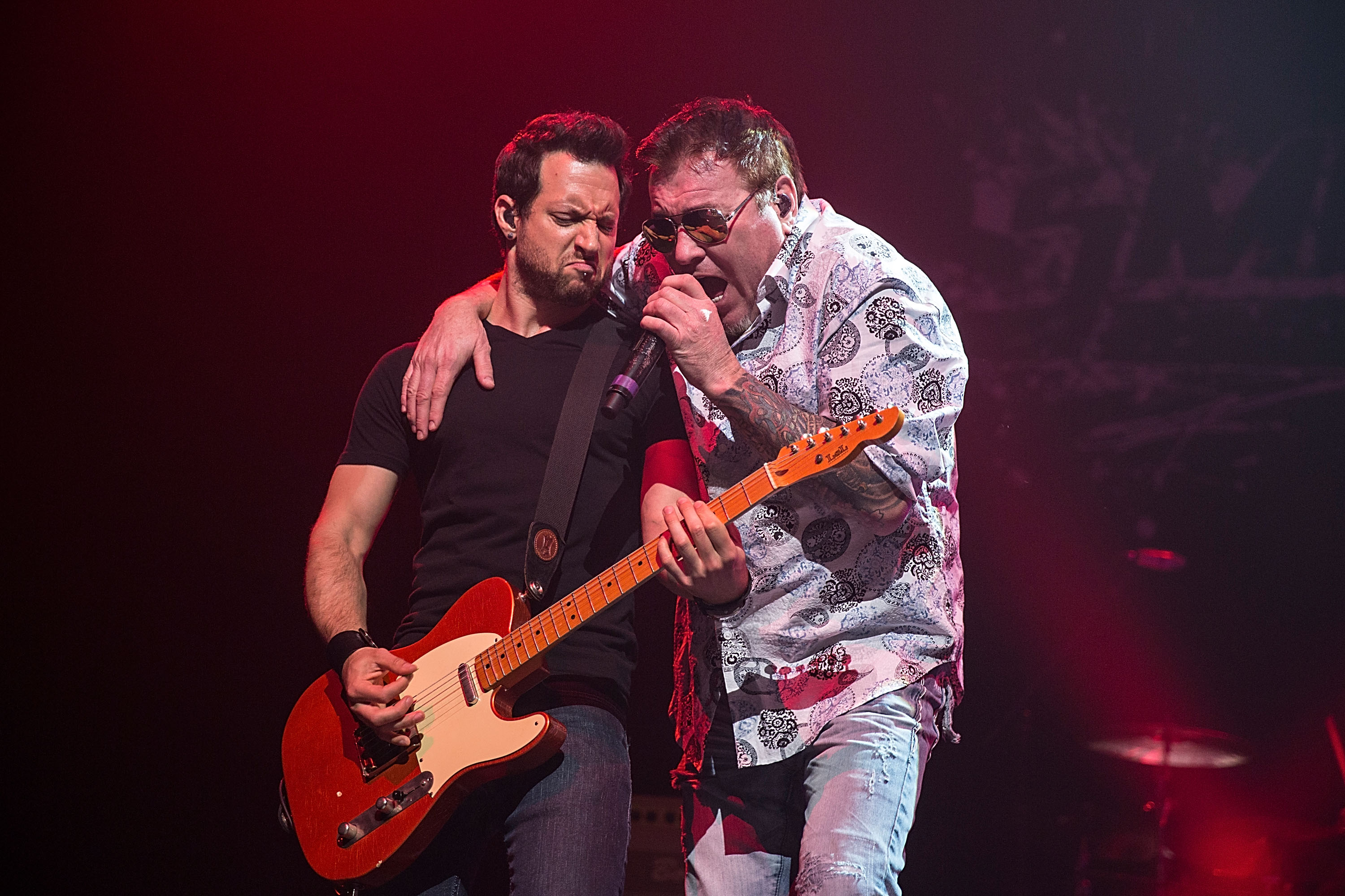 Sean Hurwitz et Steve Harwell de Smash Mouth se produisent en concert dans le cadre de la tournée Under The Sun Tour le 16 août 2013 à Austin, Texas | Source : Getty Images