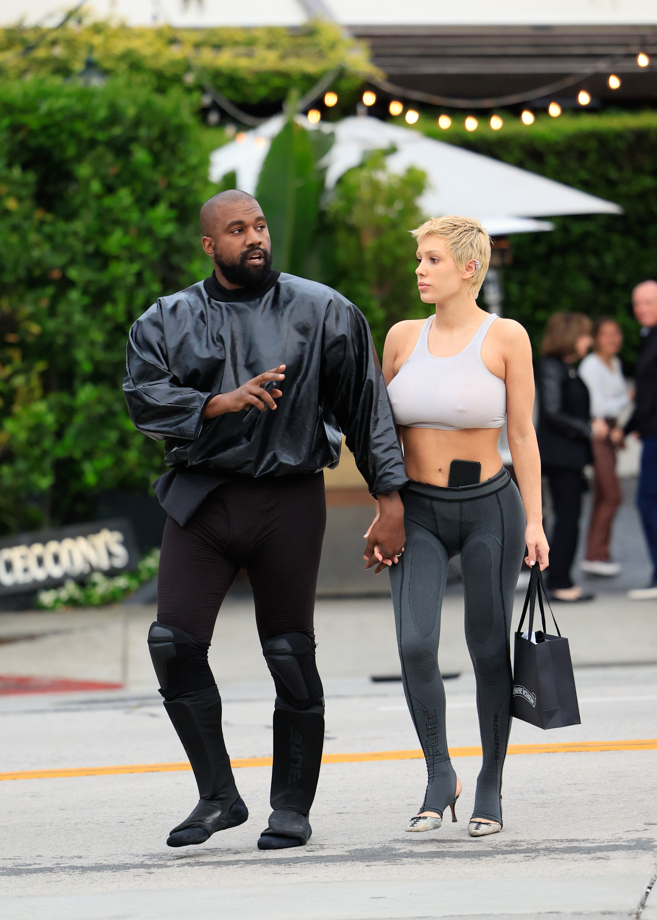 Kanye West et Bianca Censori sont vus à Los Angeles, en Californie, le 13 mai 2023 | Source : Getty Images