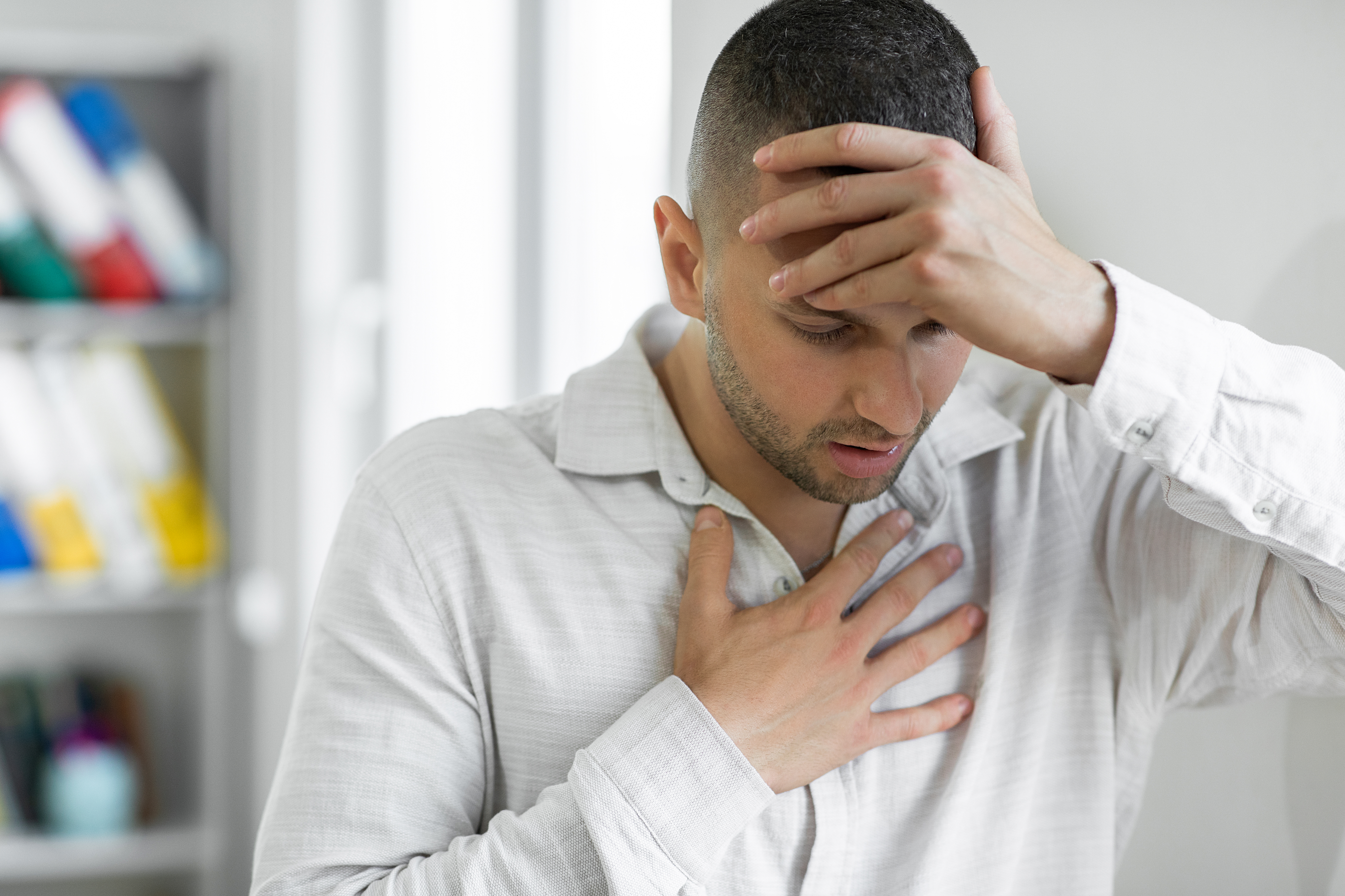 Homme souffrant d'un problème respiratoire | Source : Getty Images