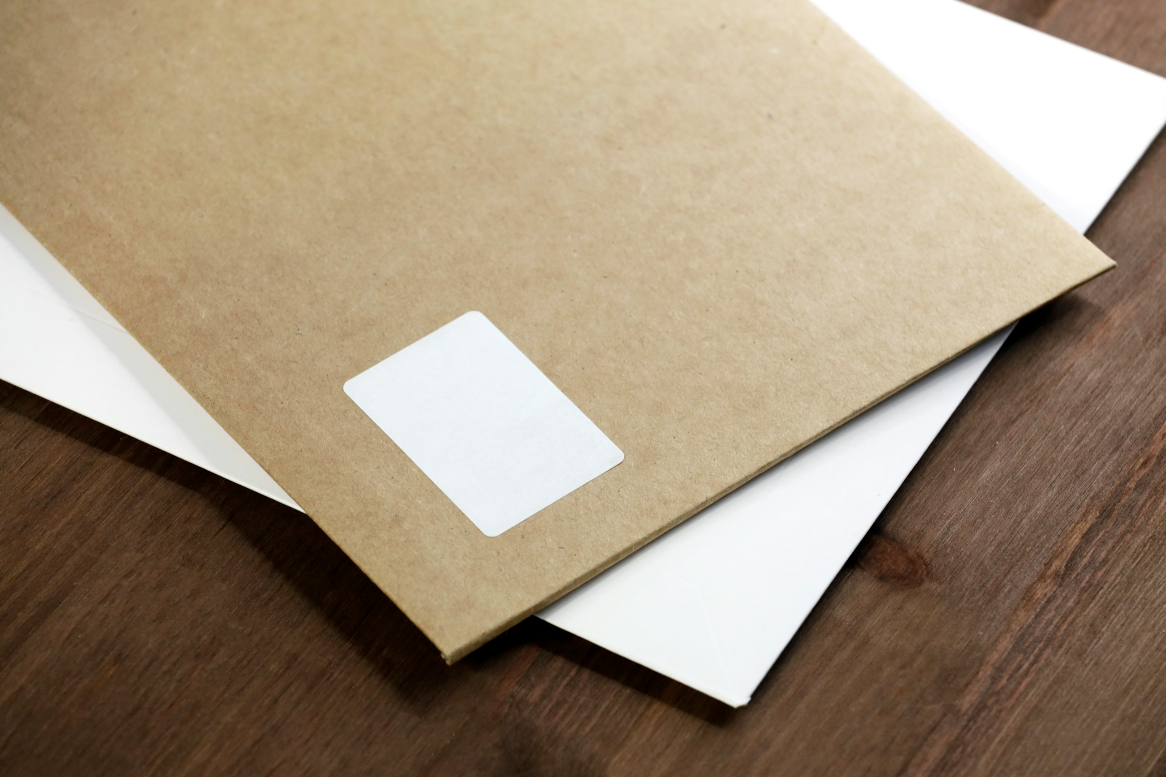 Deux enveloppes sur une table | Source : Unsplash