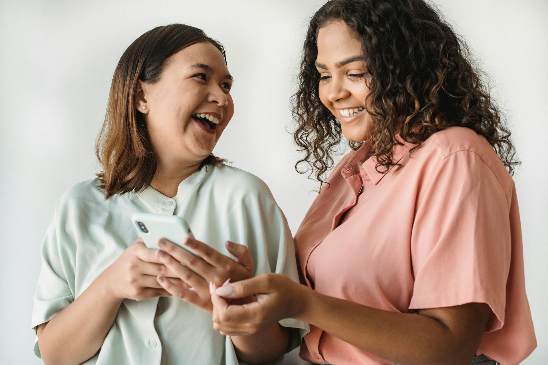 Deux femmes qui rient ensemble | Source : Pexels