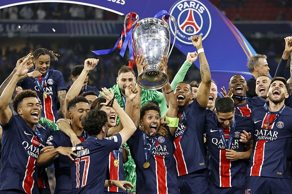 Les joueurs du PSG avec le trophée de la Ligue des champions de l'UEFA | Source : Getty Images