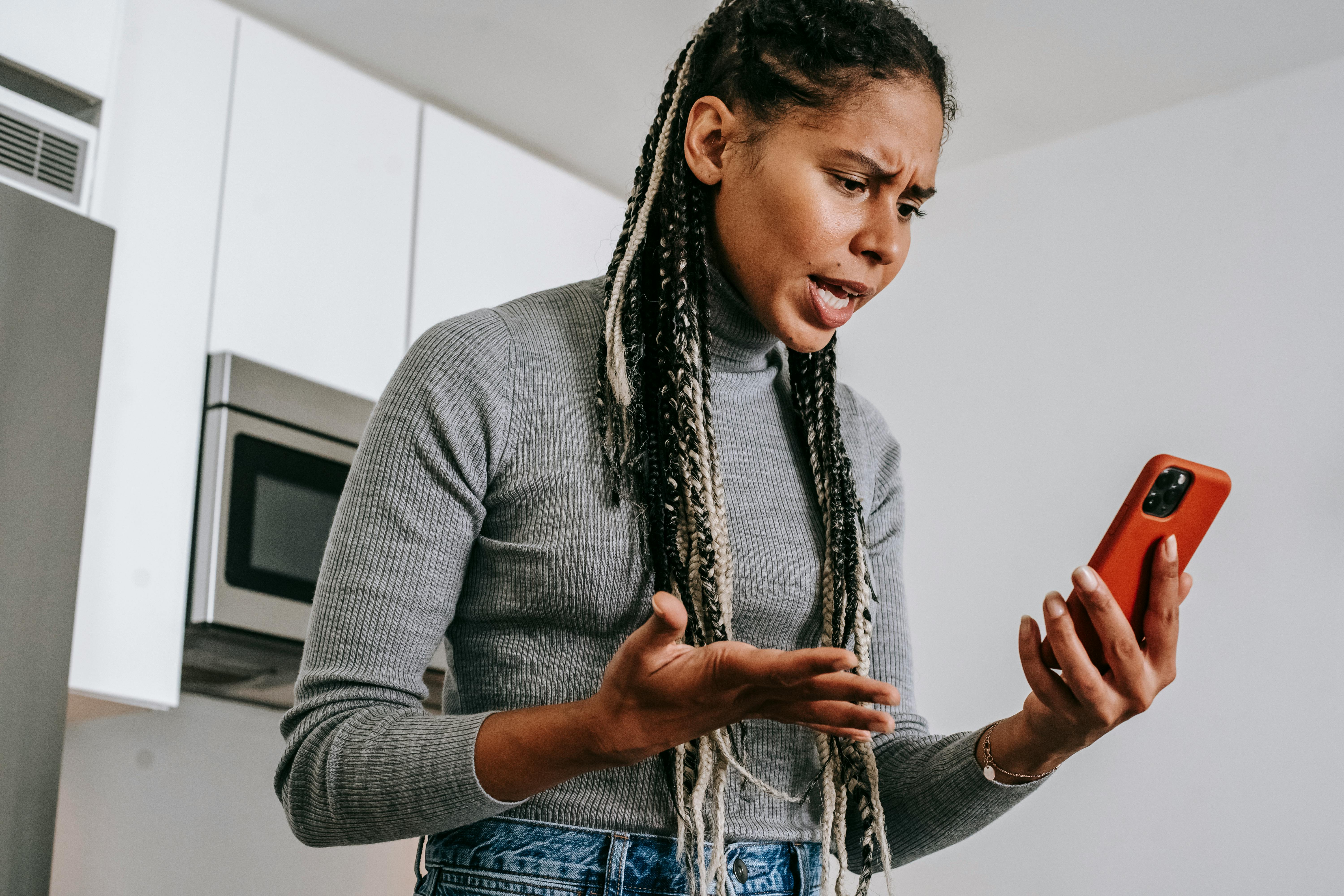 Une femme qui parle au téléphone | Source : Pexels