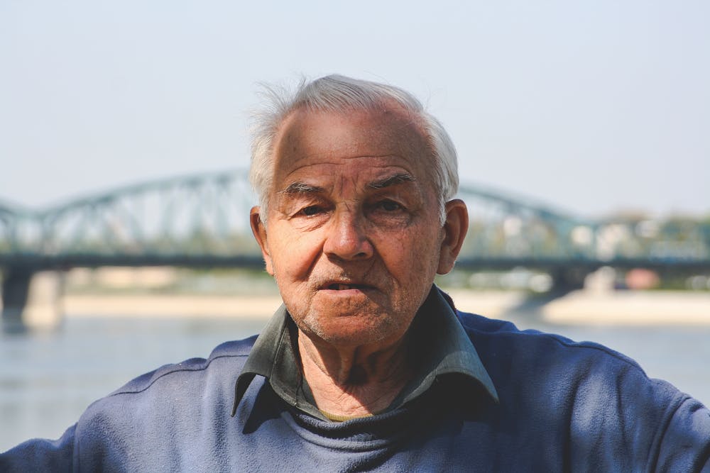Un vieil homme qui pose devant la caméra. | Photo : Pexels