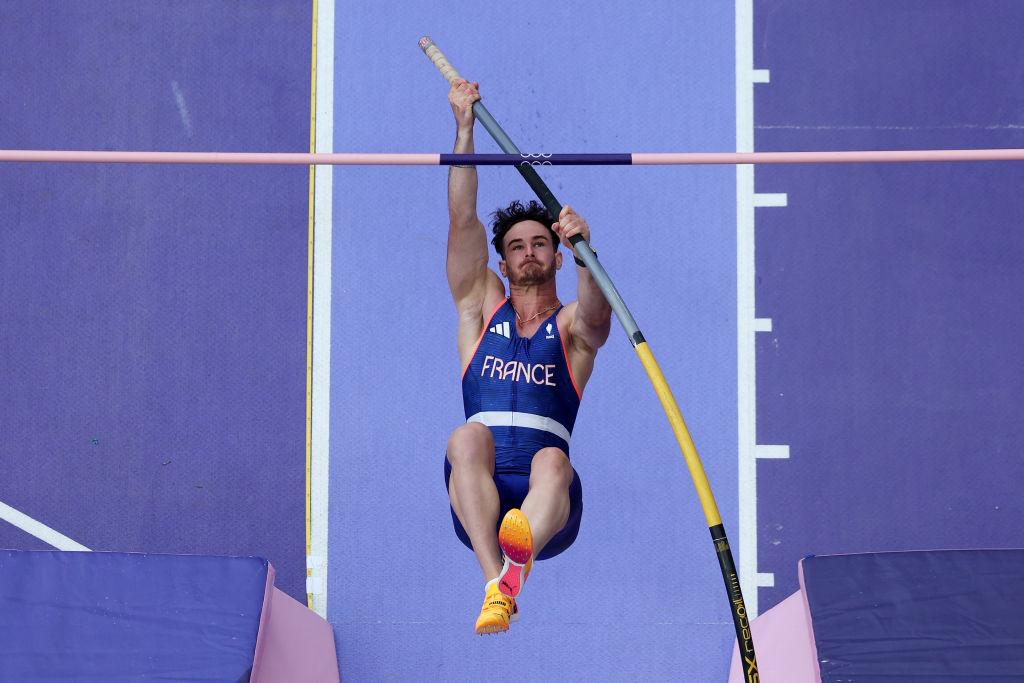 Anthony Ammirati de l'équipe de France participe aux qualifications pour le saut à la perche lors de la huitième journée des Jeux Olympiques Paris 2024 au Stade de France le 3 août 2024 à Paris, France. | Source : Getty Images