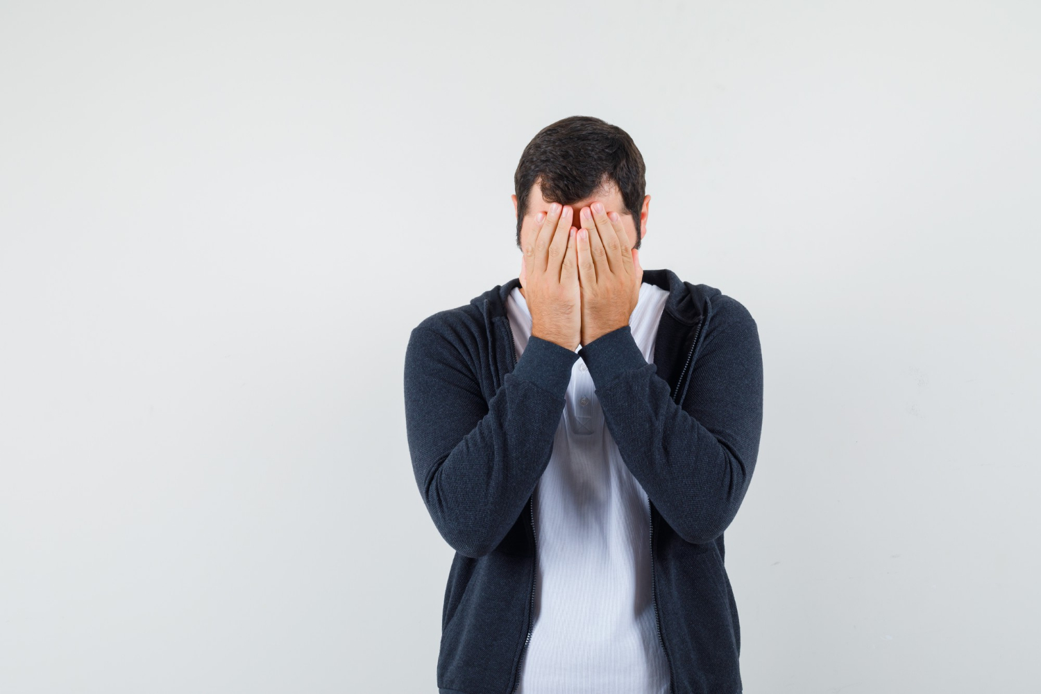 Un homme en détresse | Source : Freepik