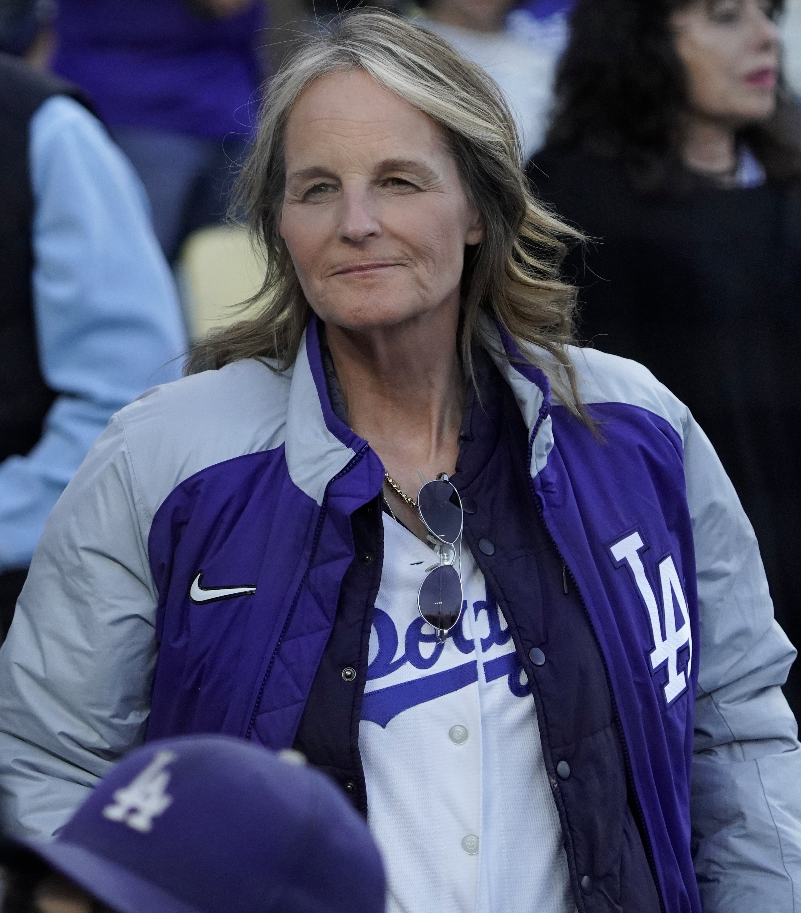 Helen Hunt vue en train d'assister à un match au Dodger Stadium le 20 mai 2024 | Source : Getty Images