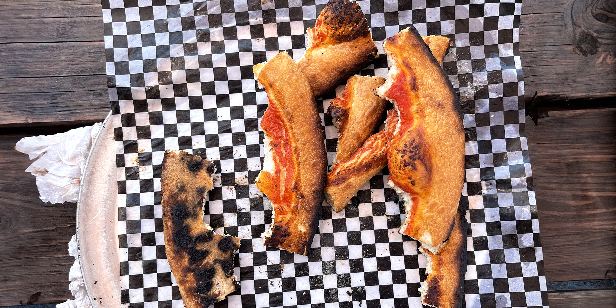 Un tas de croûtes de pizza brûlées | Source : Flickr.com/sarahstierch/CC BY 2.0