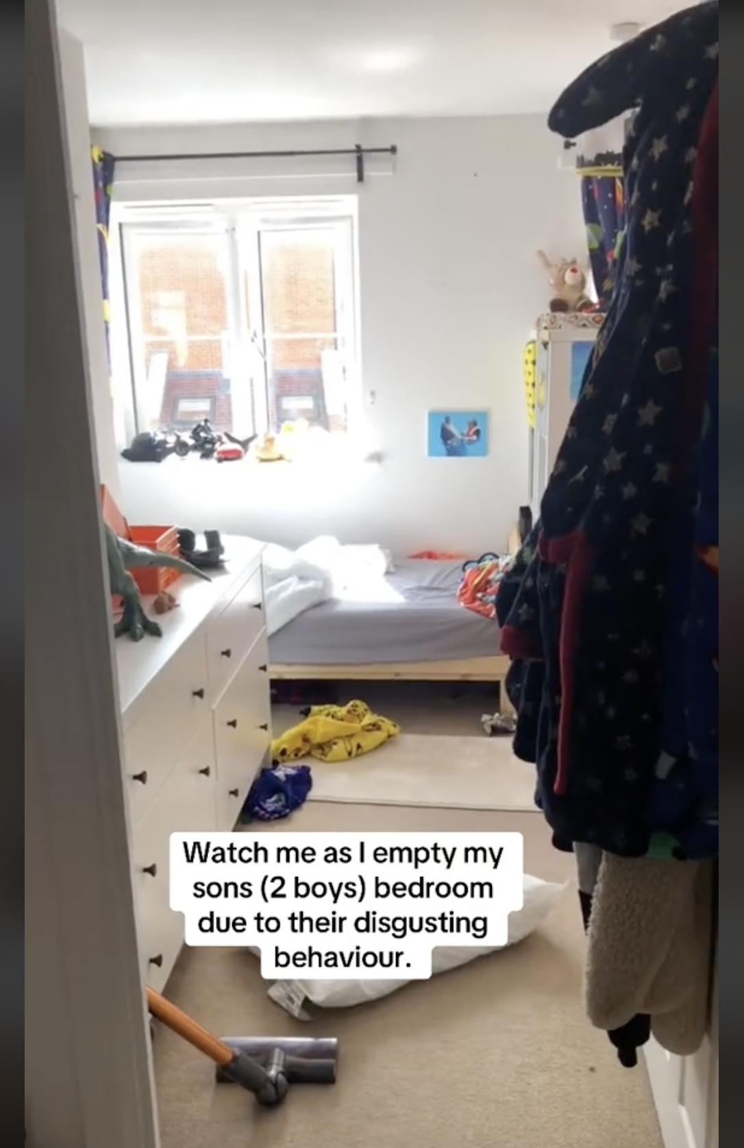 Katie Johnson montre la chambre en désordre de ses fils dans une vidéo virale | Source : TikTok/katiejohnston07