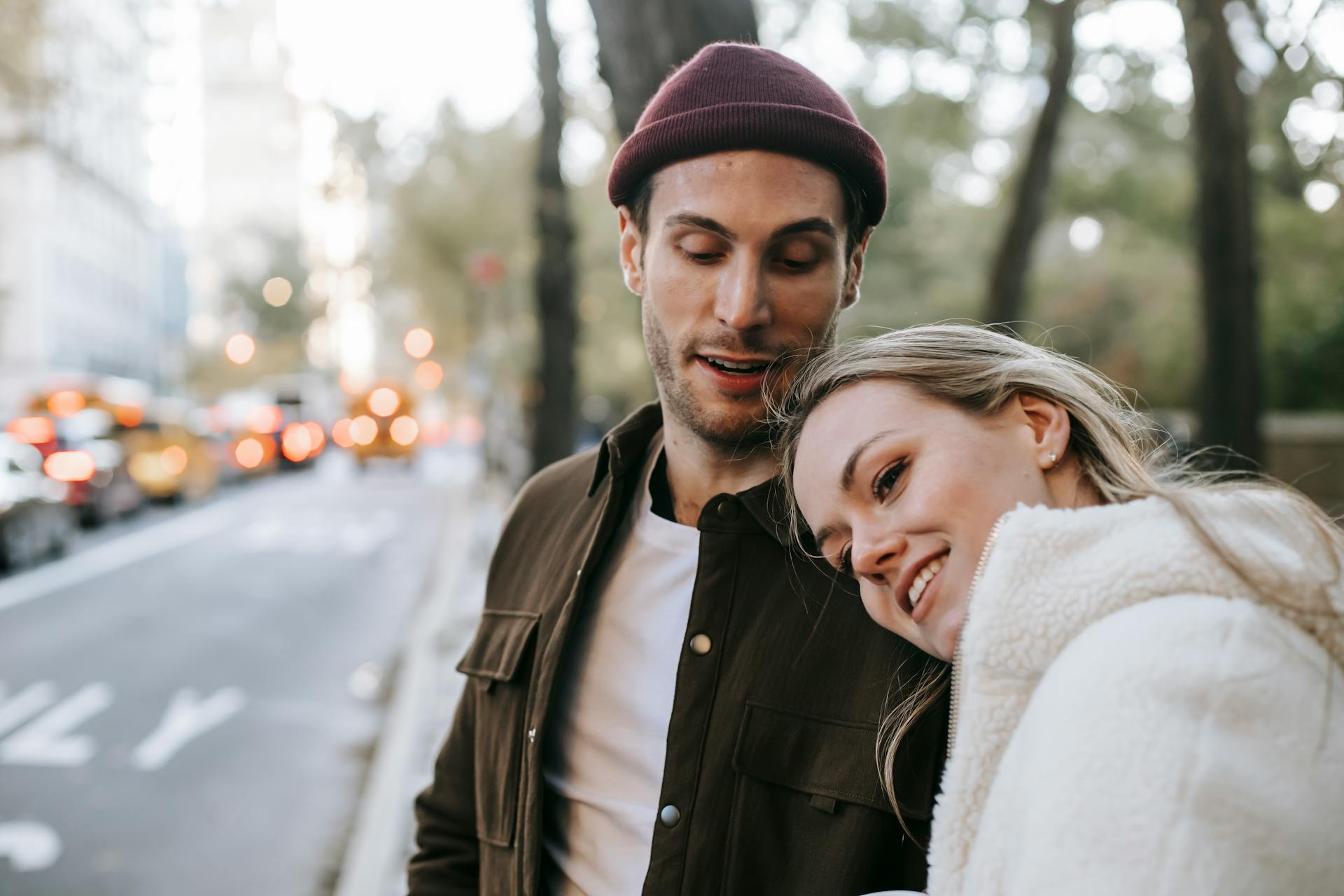 Un couple dans la rue | Source : Pexels