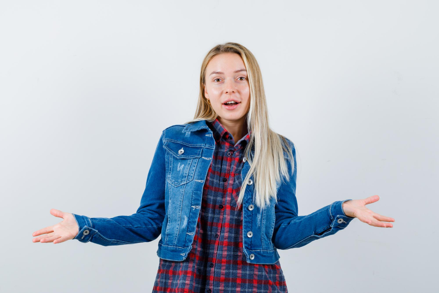 Une femme haussant les épaules avec indifférence | Source : Freepik