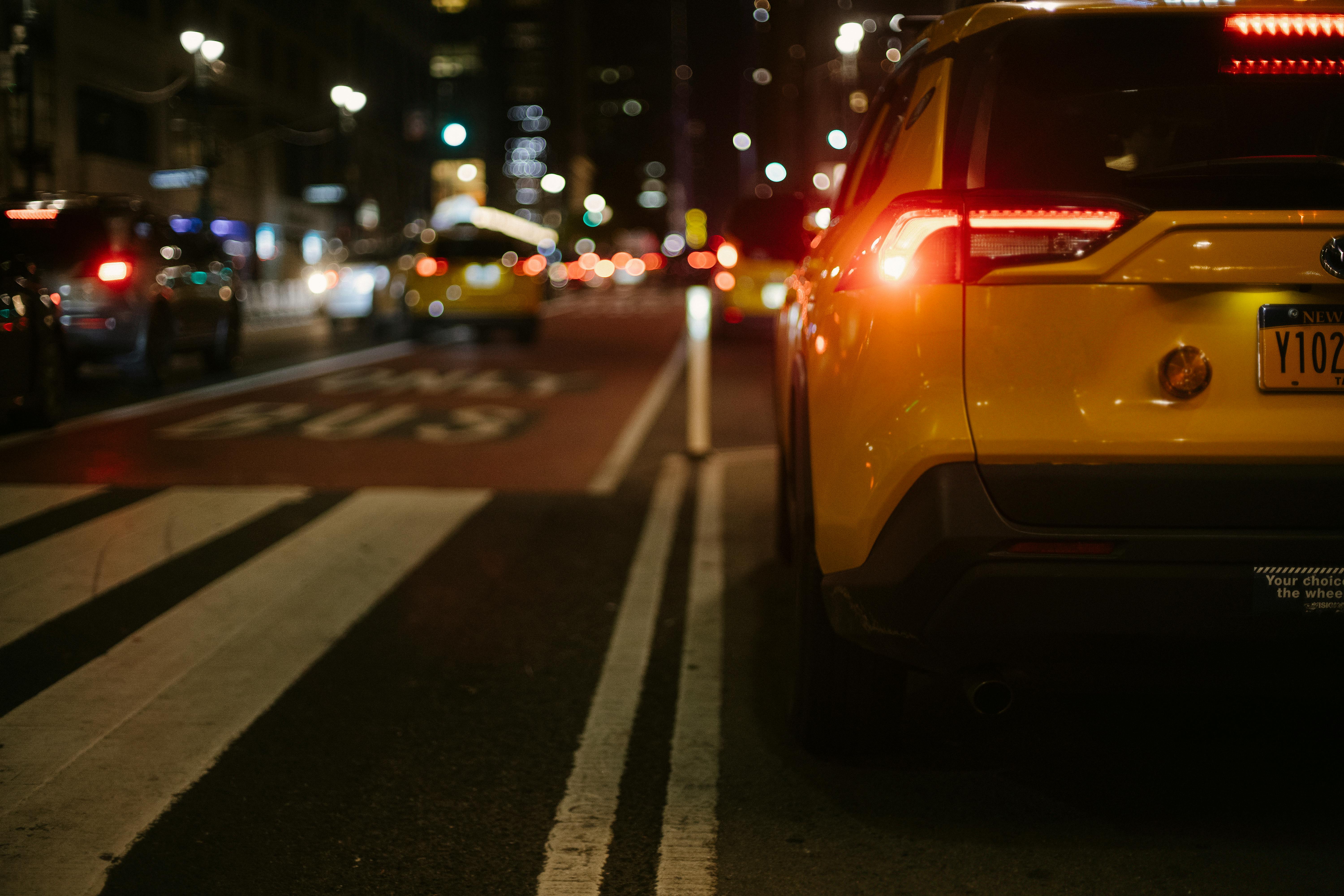 Une automobile sur la route la nuit | Source : Pexels