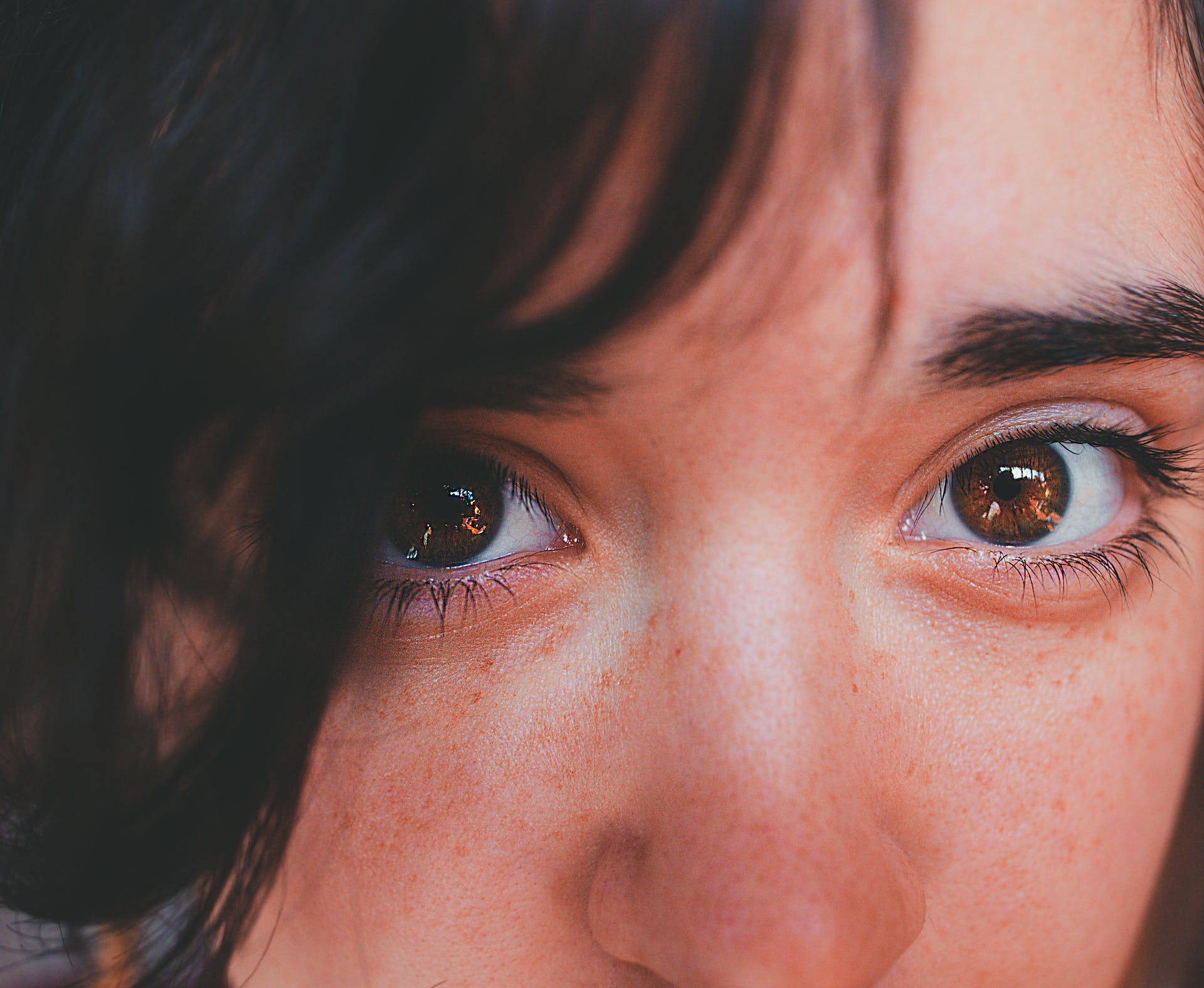 Une femme au regard craintif | Source : Pexels