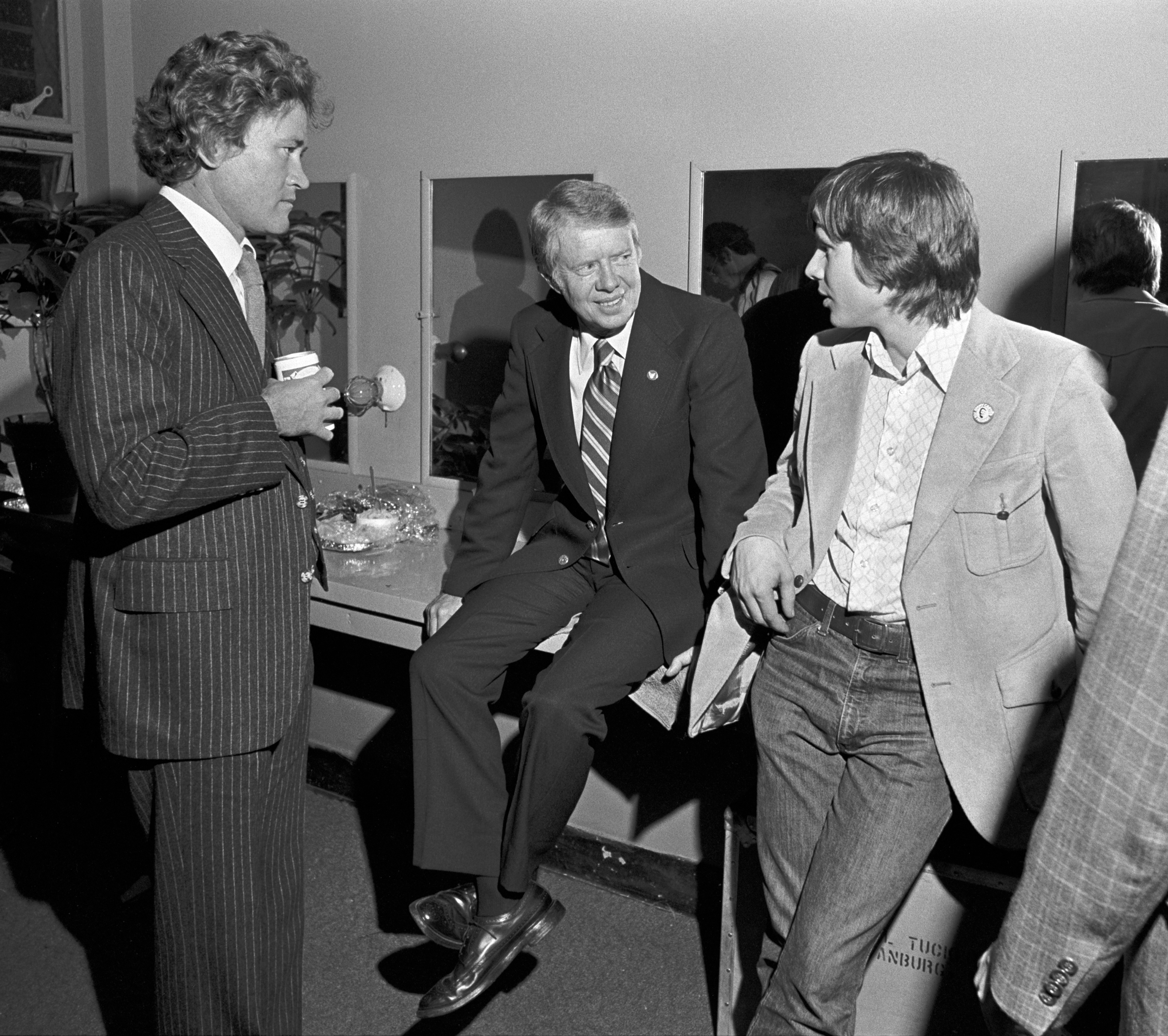 Phil Walden, Jimmy Carter et Chip Carter dans une loge après le concert de bienfaisance du Marshall Tucker Band à Atlanta, en Géorgie, le 31 octobre 1975. | Source : Getty Images