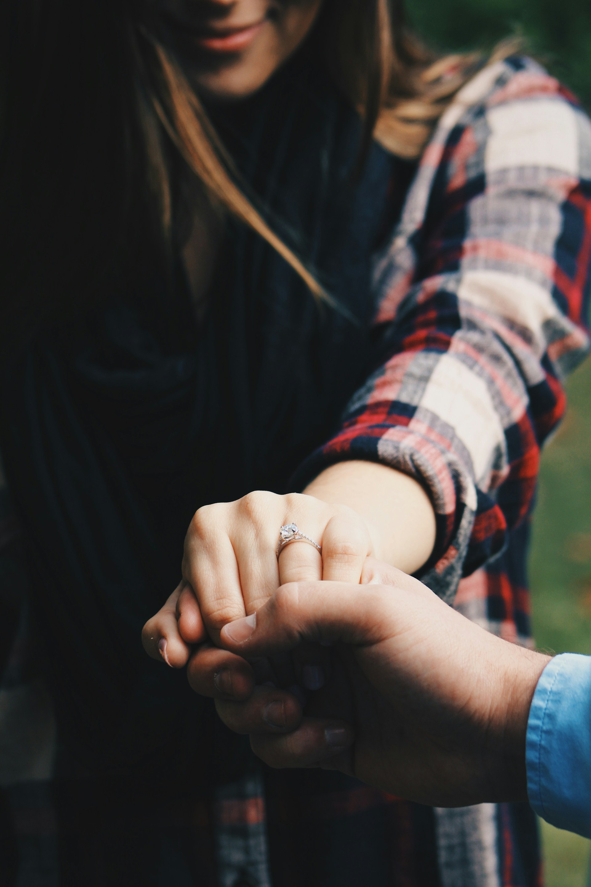 Un couple se tenant par la main | Source : Unsplash
