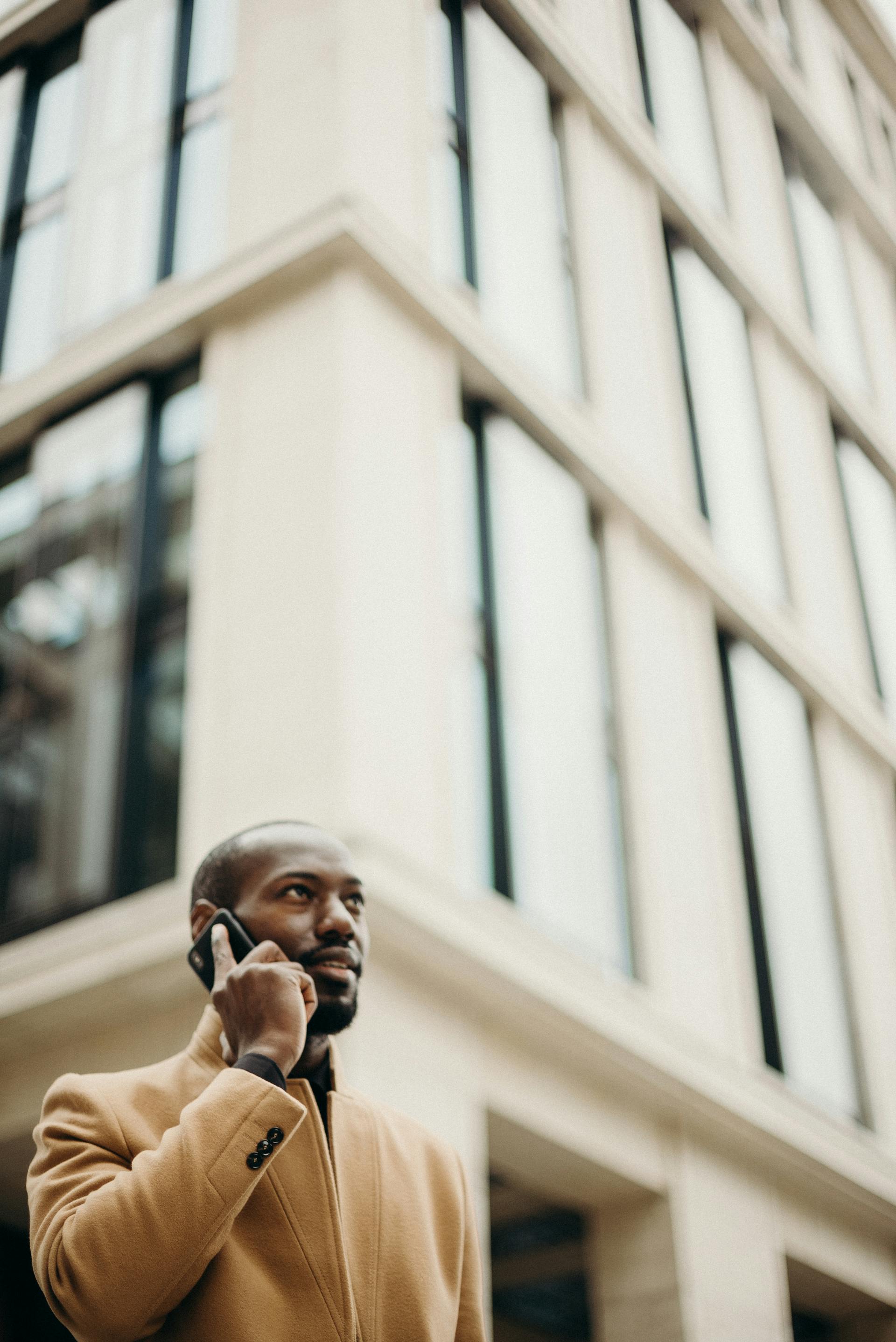 Un homme pensif parlant sur son téléphone portable | Source : Pexels