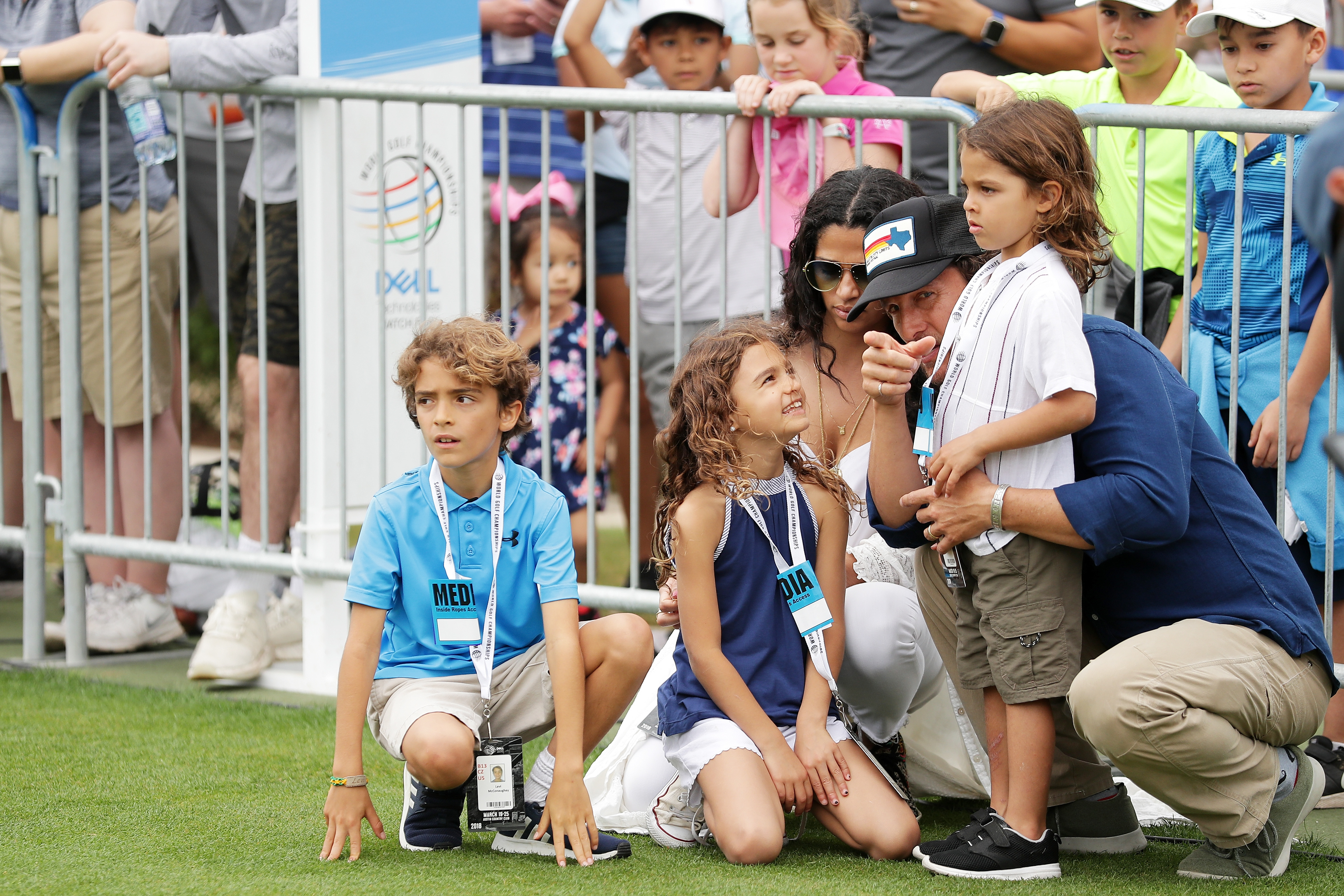 Matthew McConaughey, Camila Alves et leurs enfants Levi, Vida et Livingston assistent au dernier tour des championnats du monde de golf-Dell Match Play au Austin Country Club d'Austin, au Texas, le 25 mars 2018 | Source : Getty Images