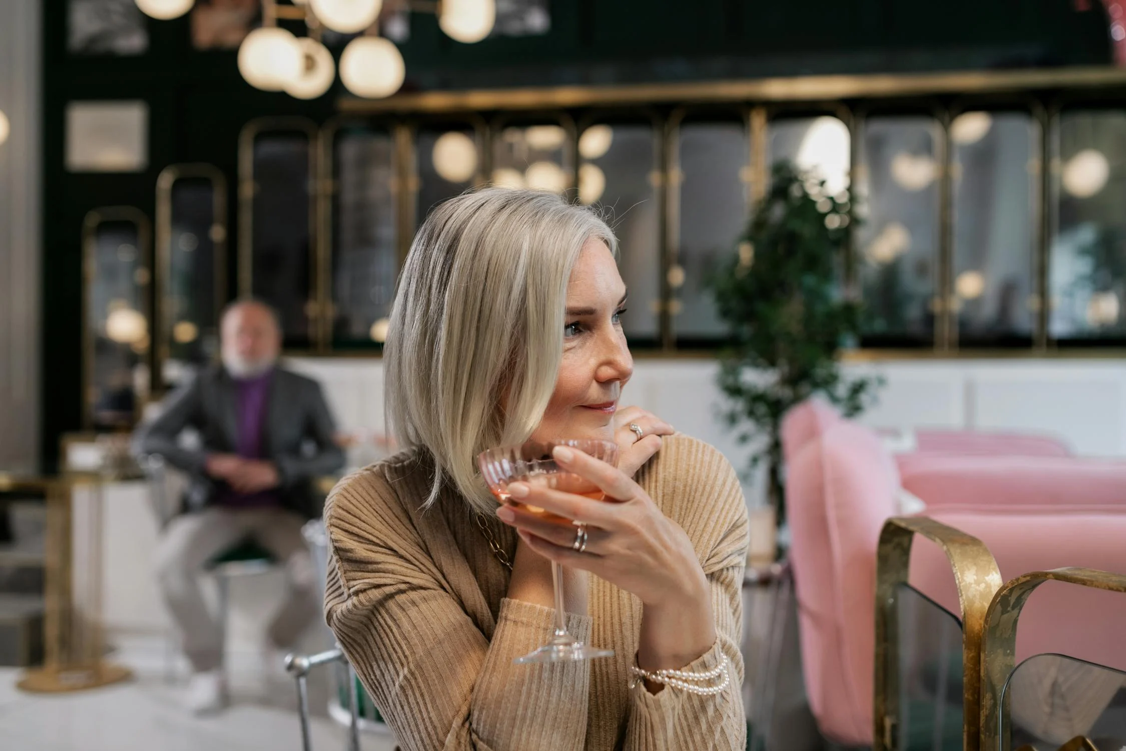 Une femme d'âge mûr dans un restaurant | Source : Pexels