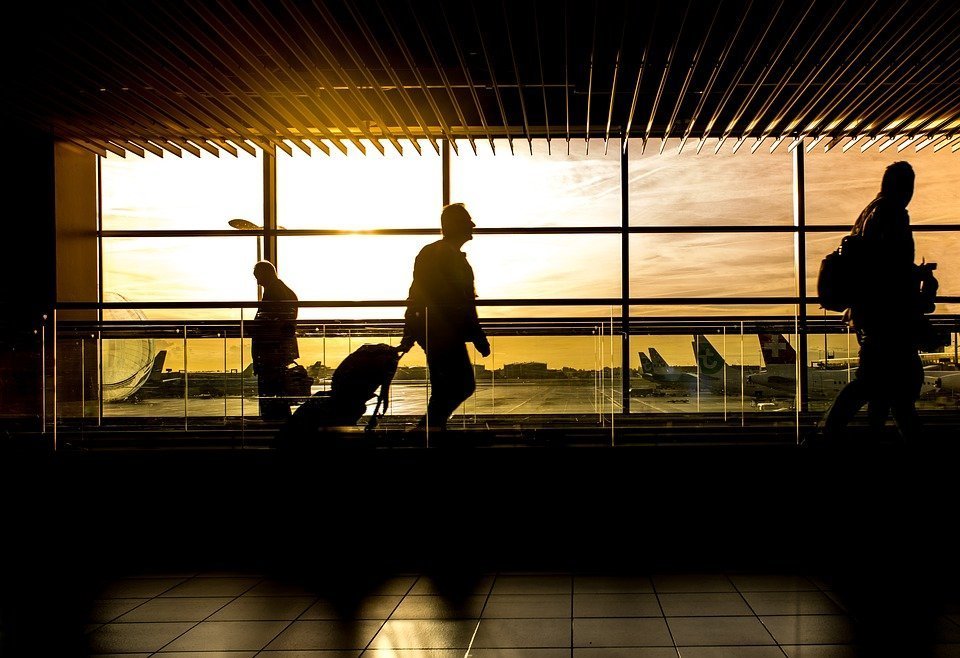 Un homme à l'aéroport. l Source: Pixabay