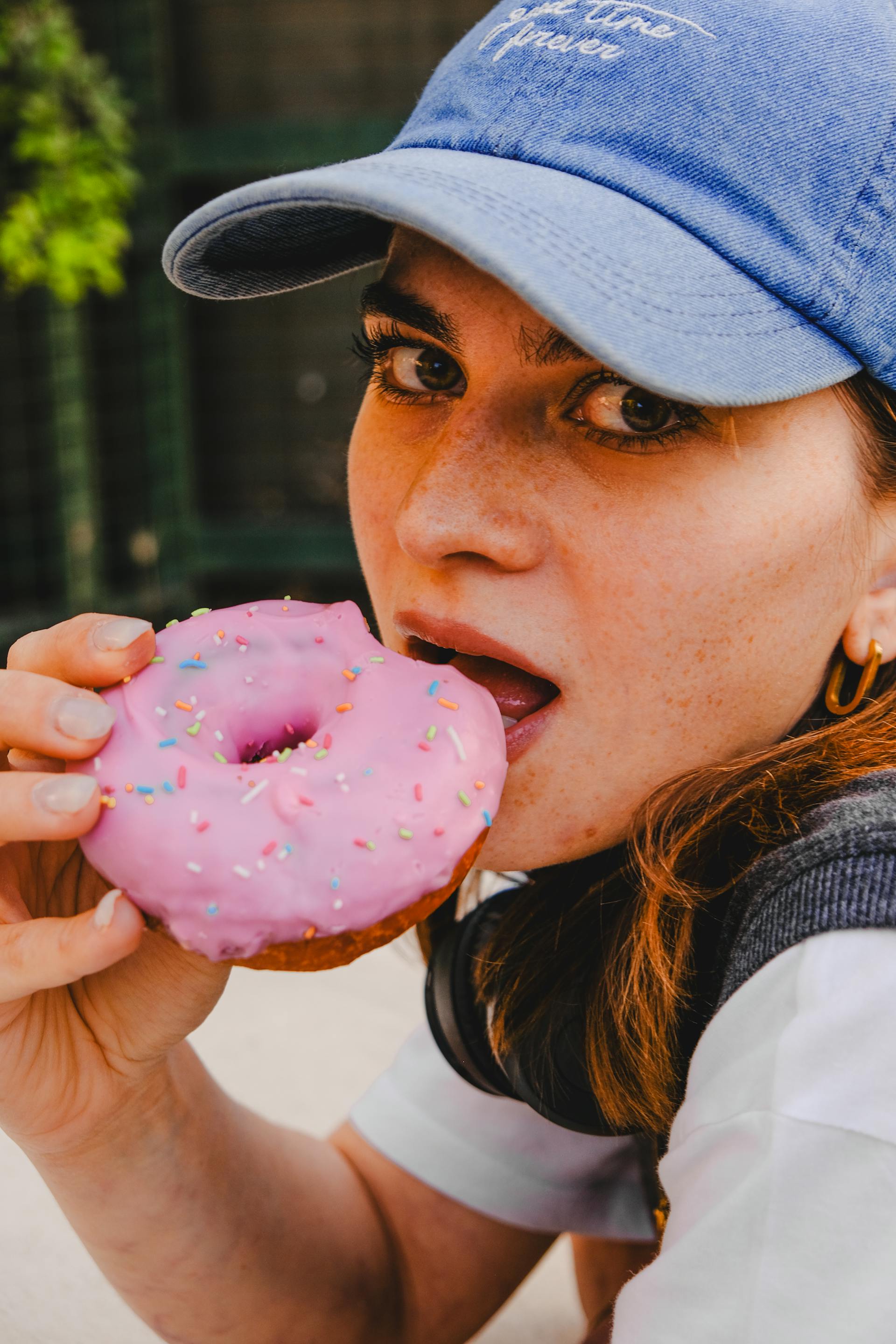 Gros plan d'une femme qui mange un beignet | Source : Pexels