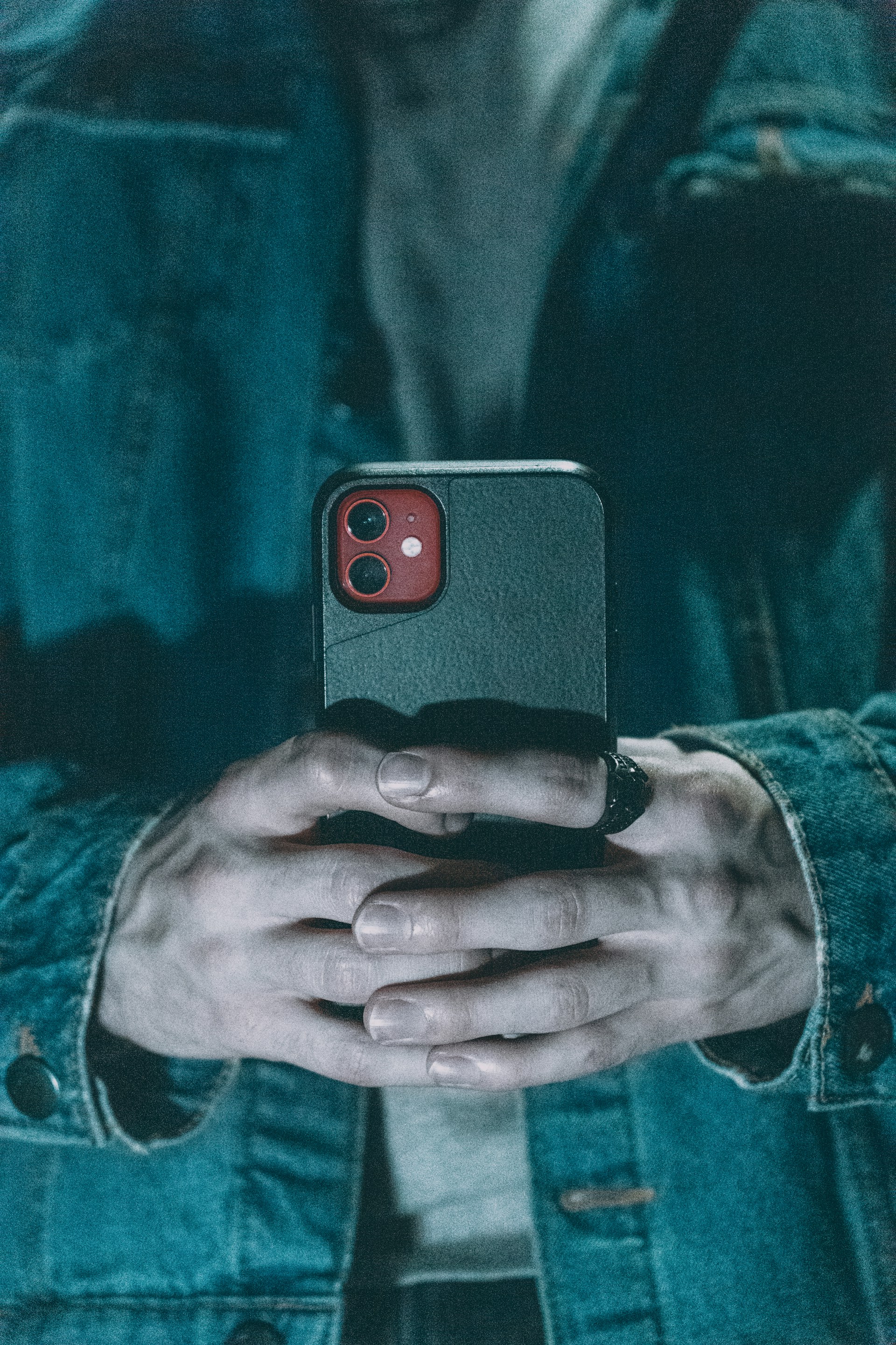 Un homme tenant son téléphone | Source : Unsplash