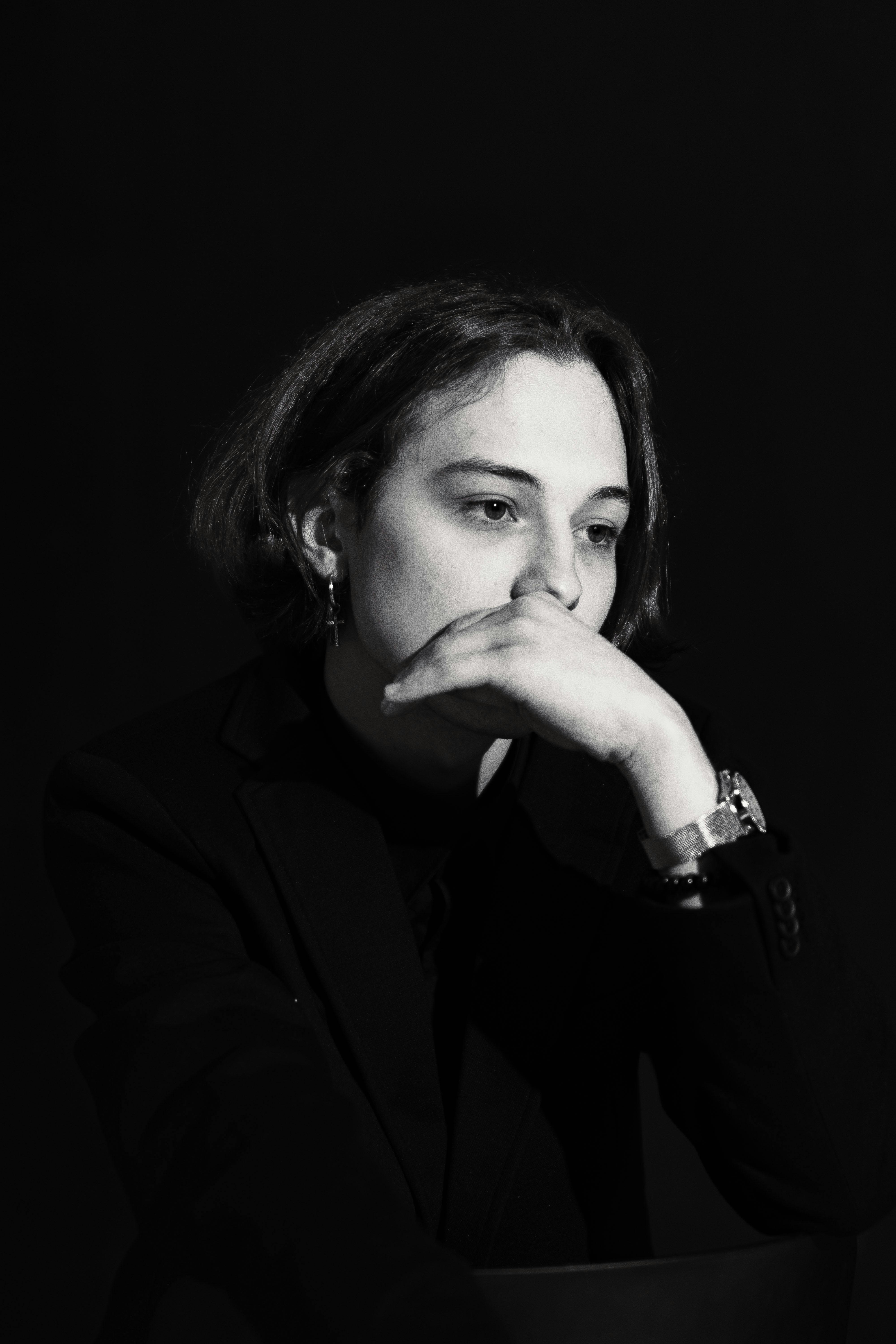 Une femme plongée dans ses pensées | Source : Pexels