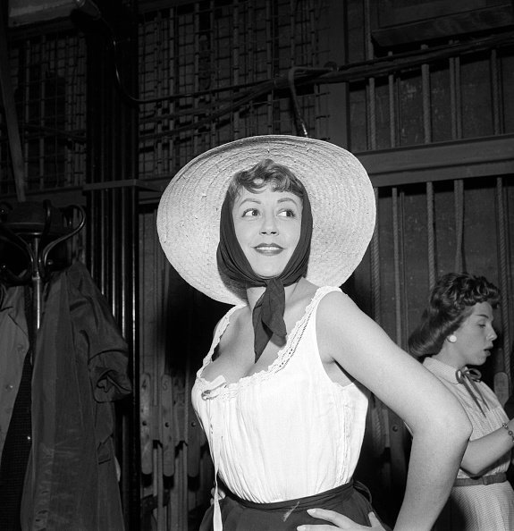  Suzy Delair déguisée en fermière, dans l'émission "" Trente six chandelles "". | Photo : Getty Images
