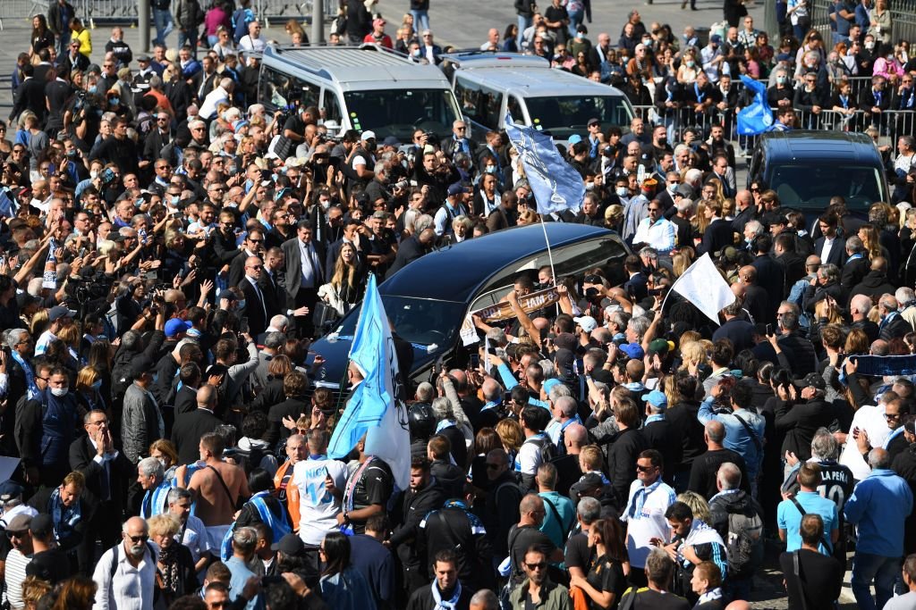 Une grande foule lors des obsèques de Bernard Tapie. | Photo : Getty Images