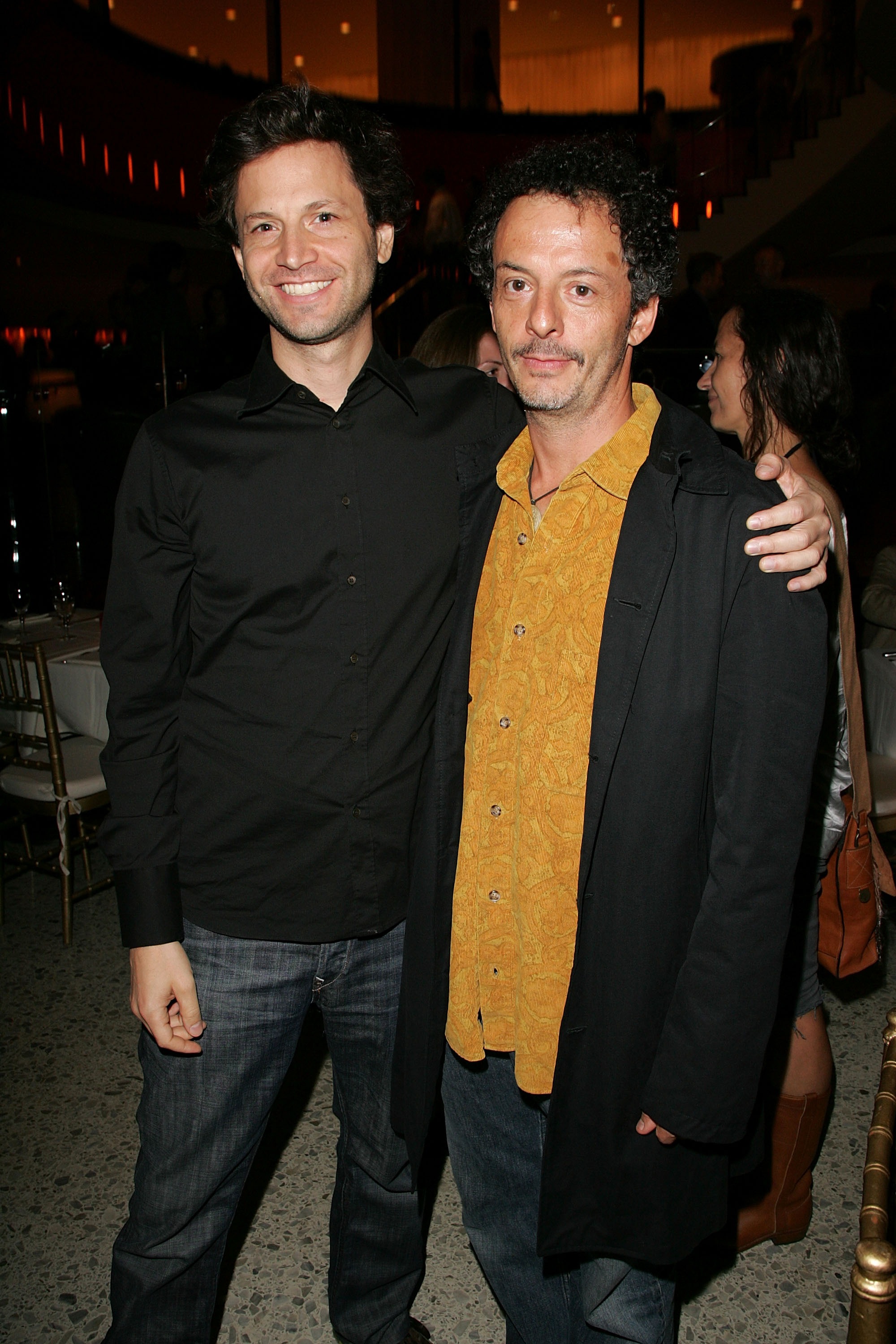 Le réalisateur Bennett Miller et le directeur de la photographie Adam Kimmel assistent à l'after party de la première de "Une fiancée pas comme les autres" à la Brasserie 8 1/2 le 3 octobre 2007 à New York | Source : Getty Images