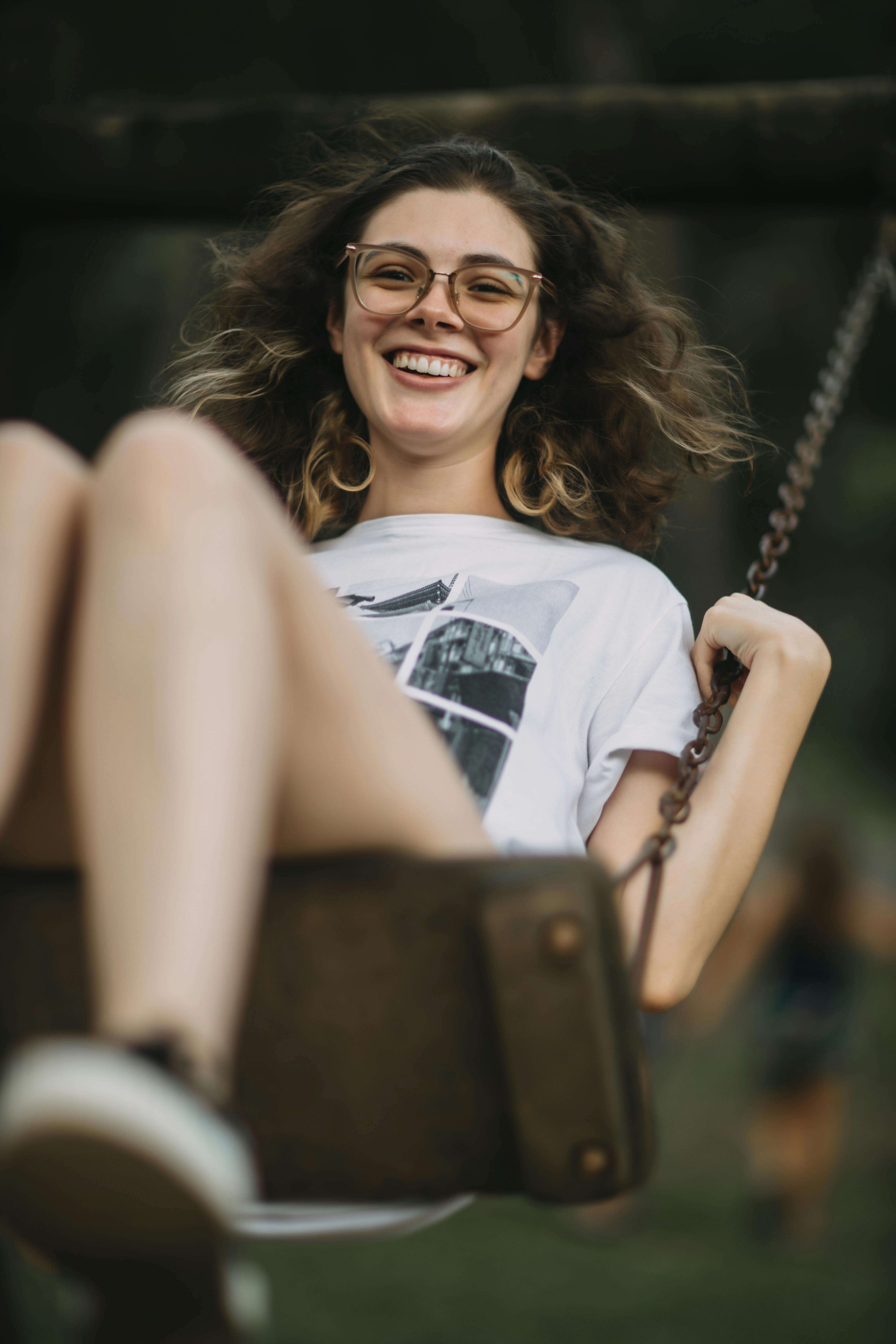 Adolescente sur une balançoire | Source : Pexels