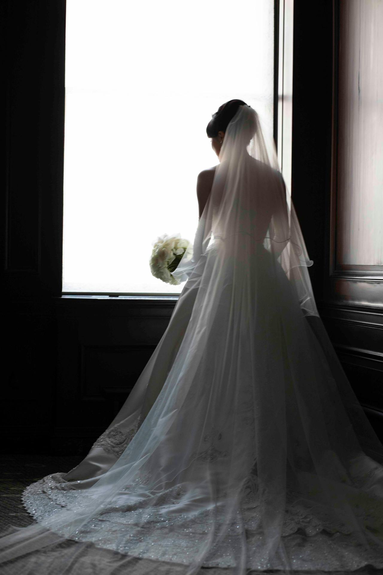 Une mariée debout près de la fenêtre | Source : Pexels