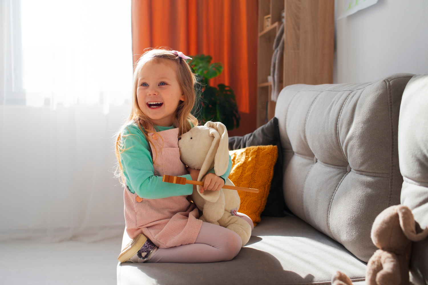 Une petite fille qui joue avec une peluche | Source : Freepik