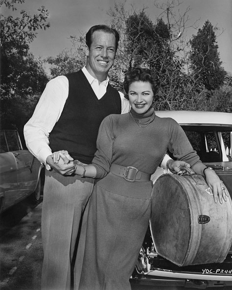 Yvonne De Carlo et son mari, Bob Morgan, partent pour leur lune de miel après un mariage surprise à Reno, Nevada, 1955. | Photo: Getty Images