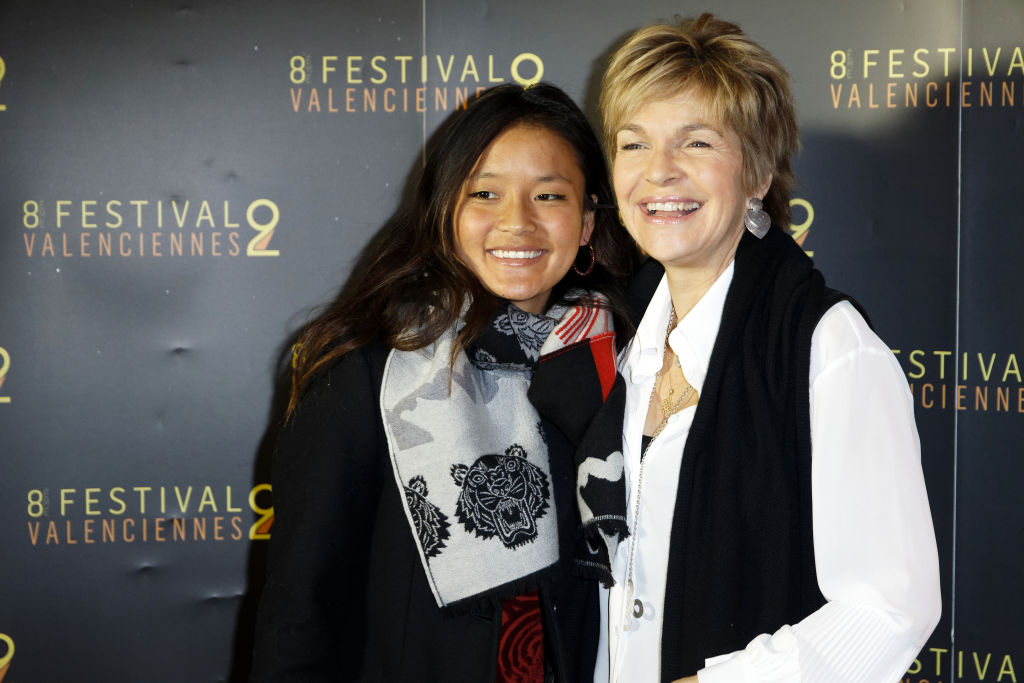 L'actrice française Véronique Jannot (à droite) et sa fille Migmar Jannot assistent à la séance photo précédant l'hommage à Mario Luraschi lors du Festival du film de Valenciennes, le 23 mars 2018 à Valenciennes, en France.