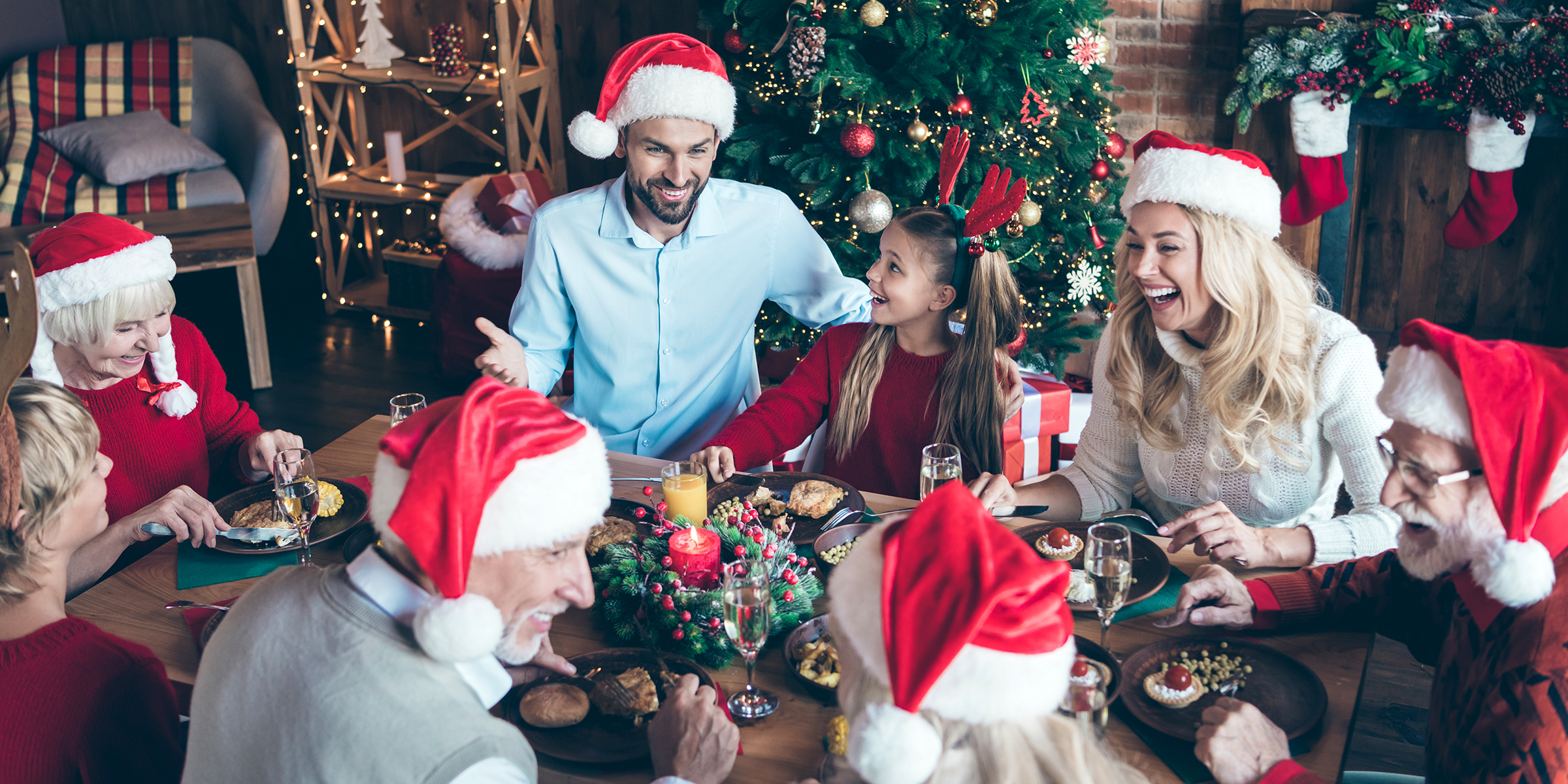 Des personnes qui fêtent Noël | Source : Shutterstock