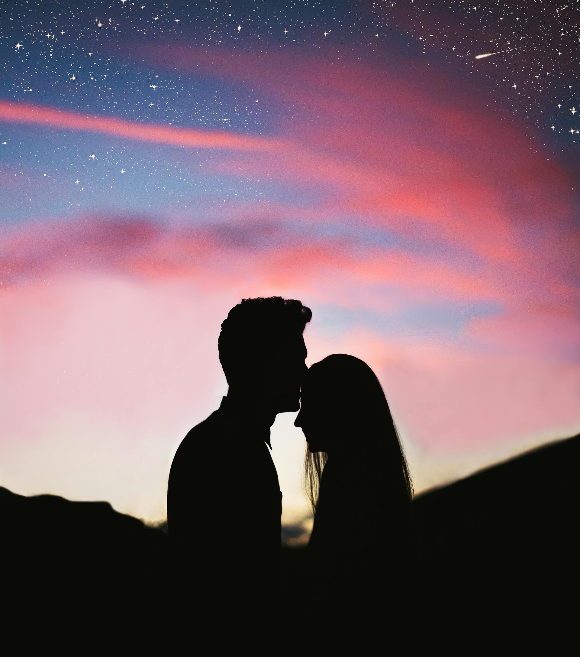 Photo de silhouette d'un homme embrassant le front d'une femme | Source : Pexels