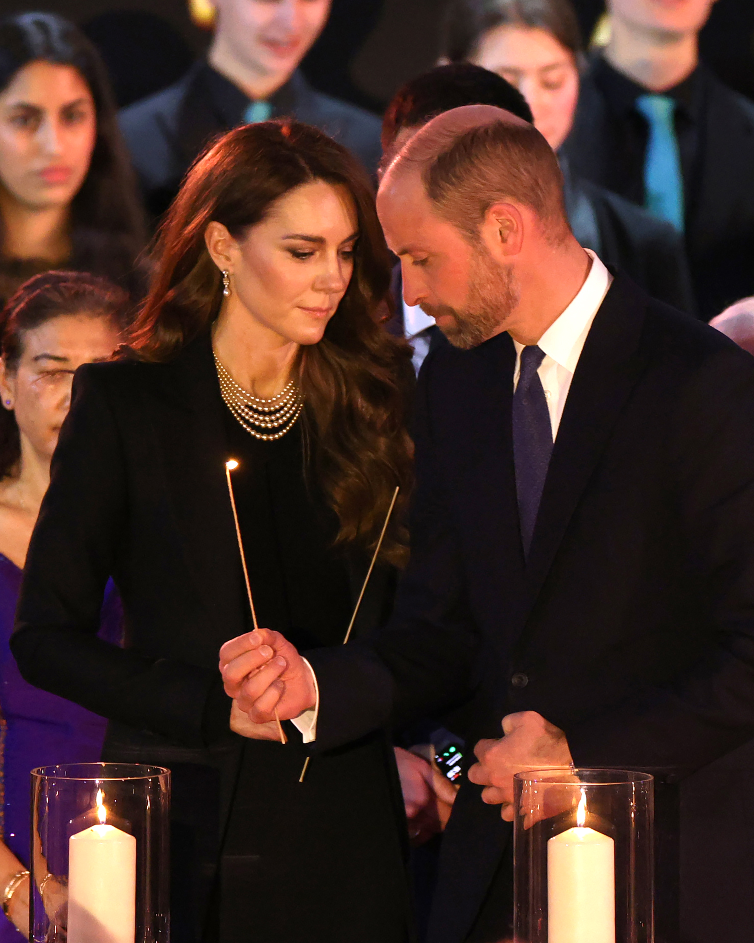 Catherine, princesse de Galles et le prince William, prince de Galles, allument des bougies lors d'une cérémonie commémorant la Journée de la mémoire de l'Holocauste à Londres, en Angleterre, le 27 janvier 2025 | Source : Getty Images