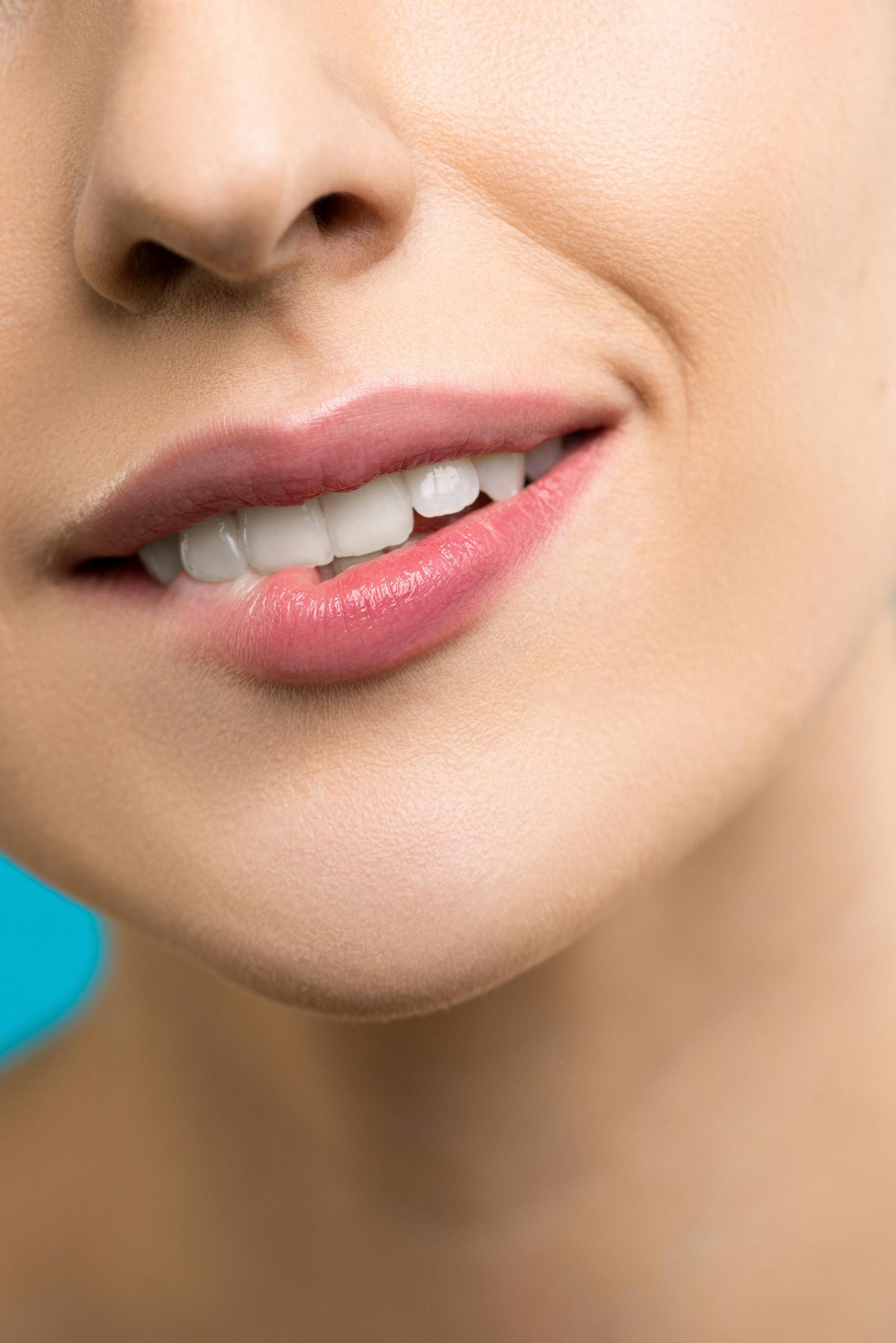 Une femme qui se mord la lèvre tout en souriant | Source : Pexels